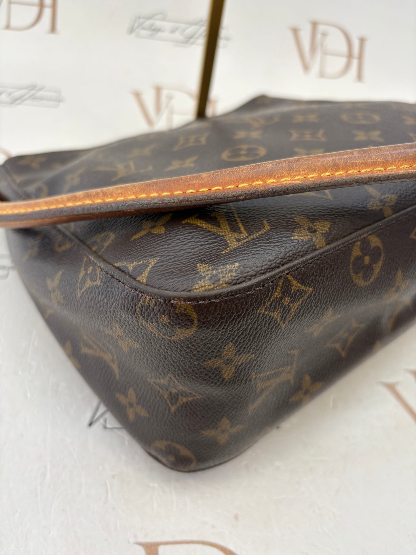 018949 - Louis Vuitton Looping MM