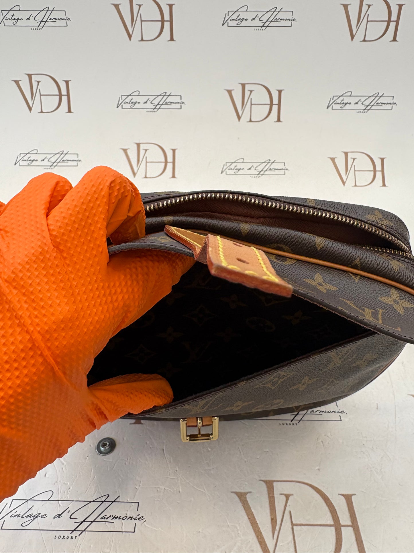 018713 - Louis Vuitton Jeune Fille