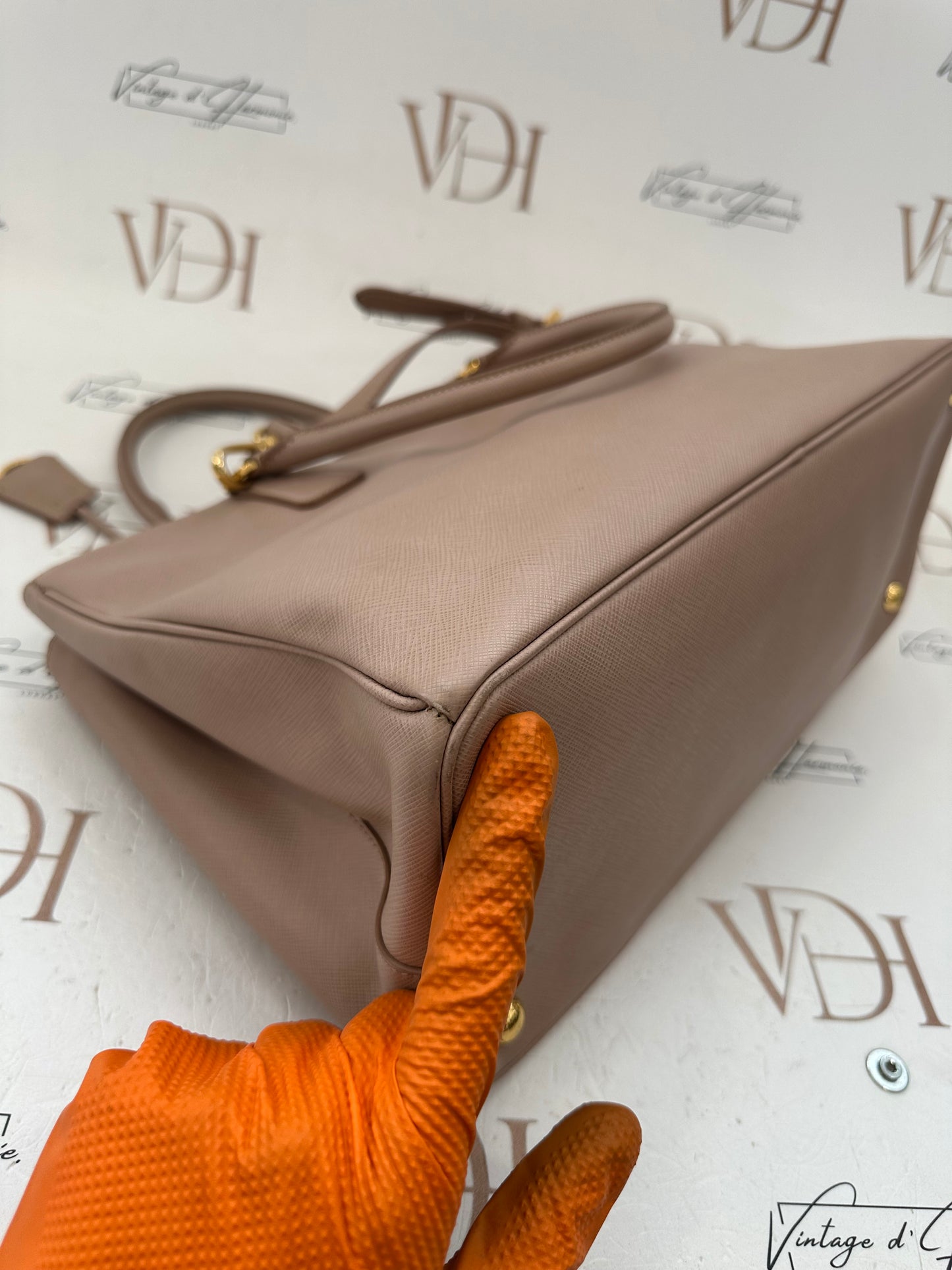 384301 - Prada Galleria