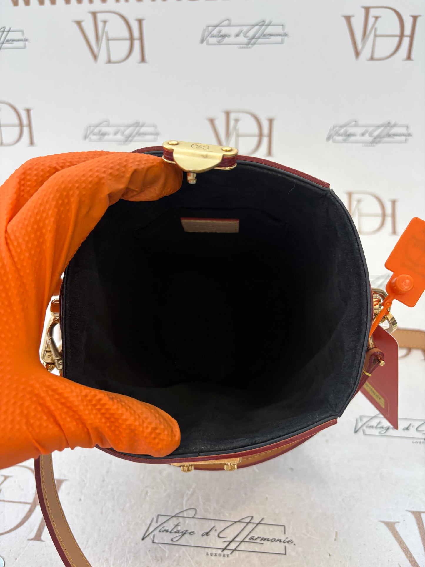 018547 - Louis Vuitton Duffle