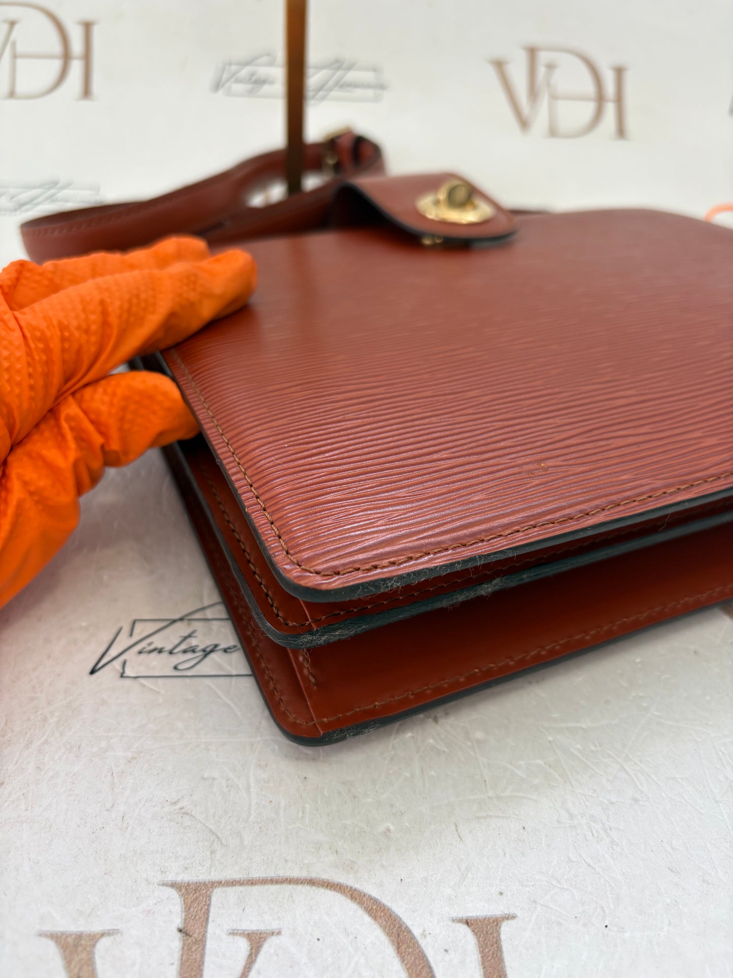 016977 - Louis Vuitton Epi Capuchin