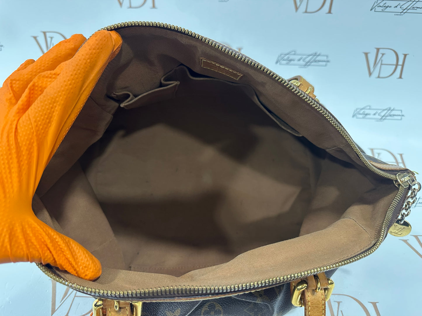 017813 - Louis Vuitton Tivoli GM