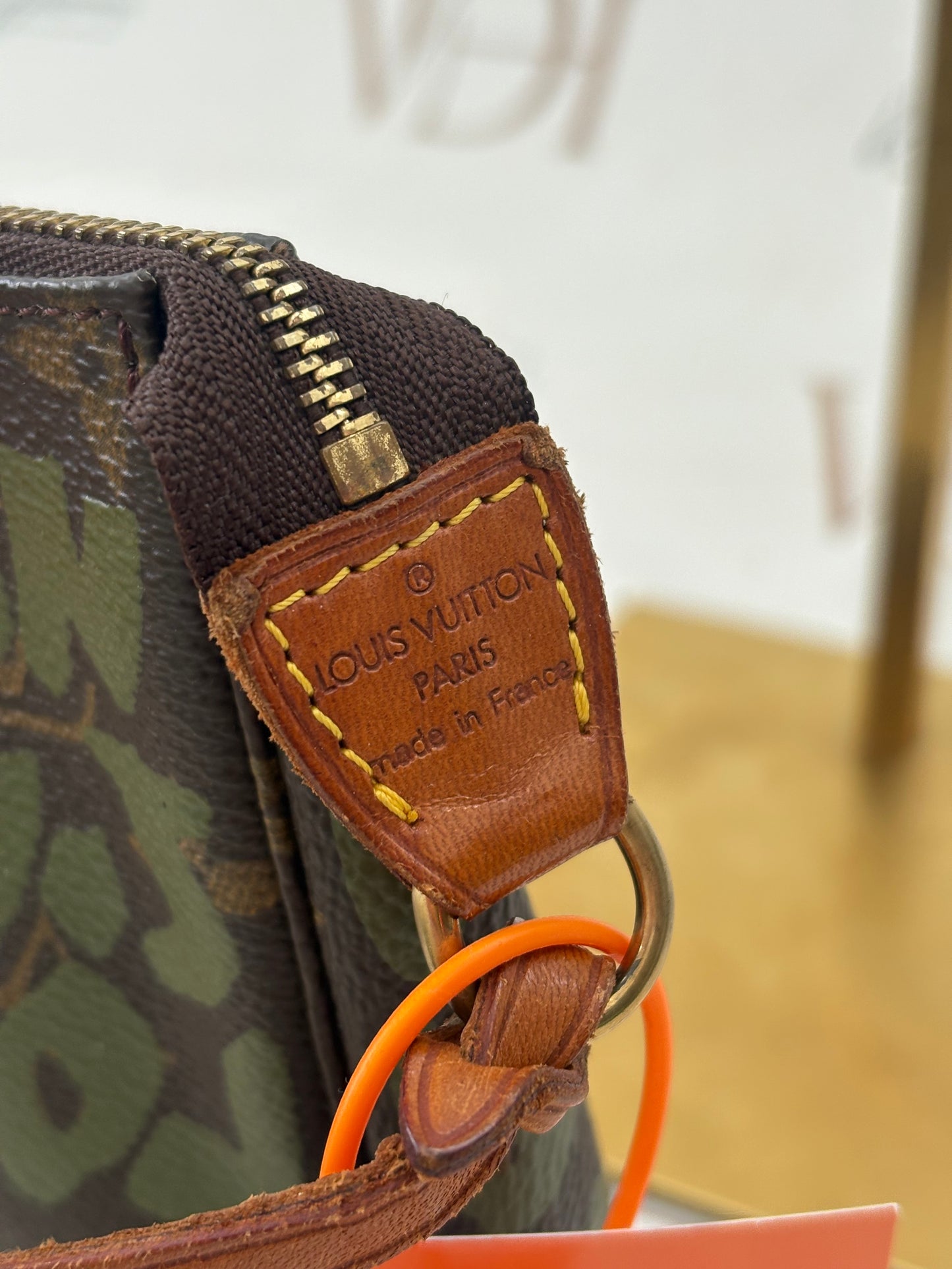 018812 - Louis Vuitton Graffiti Pochette Accessoires