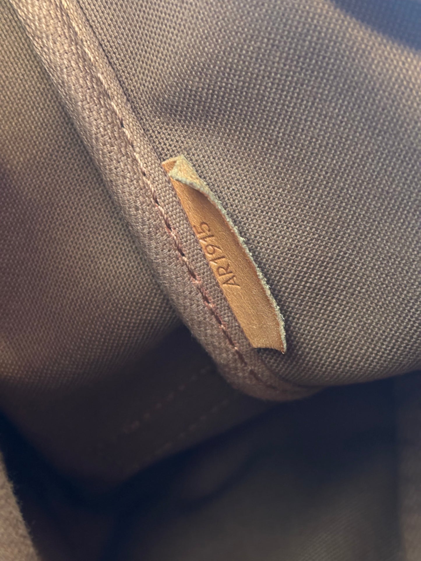 018589 - Louis Vuitton Saumur 35