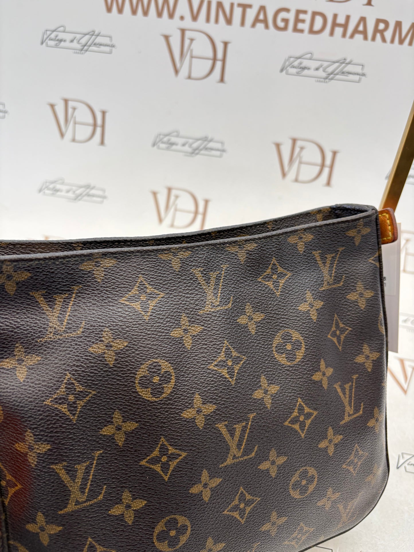 018949 - Louis Vuitton Looping MM