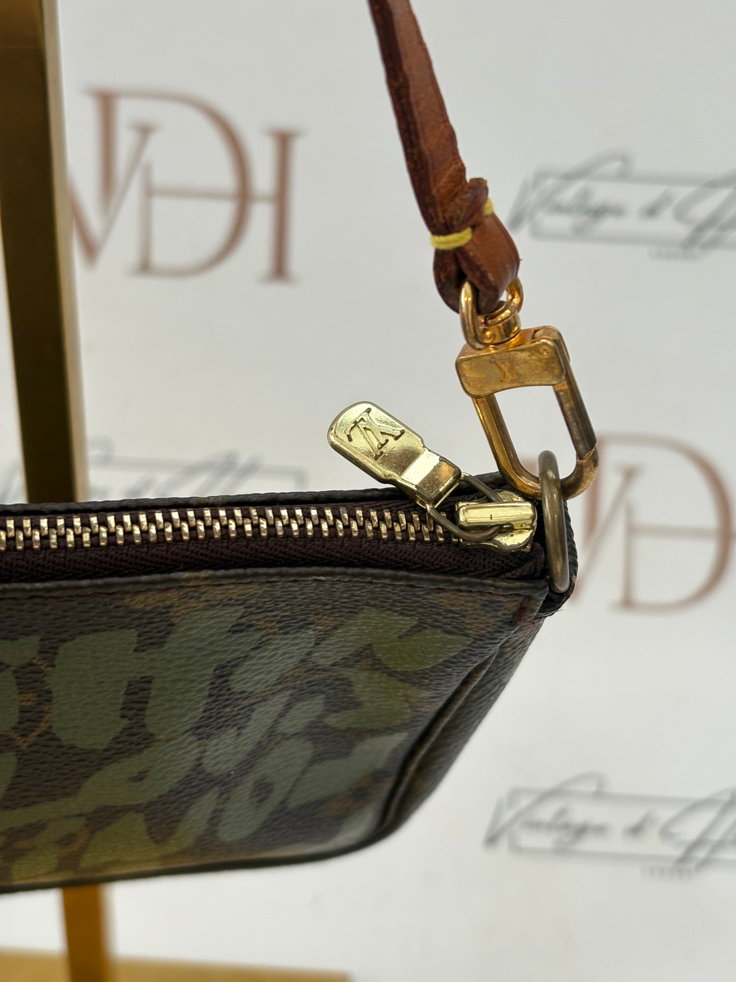018812 - Louis Vuitton Graffiti Pochette Accessoires