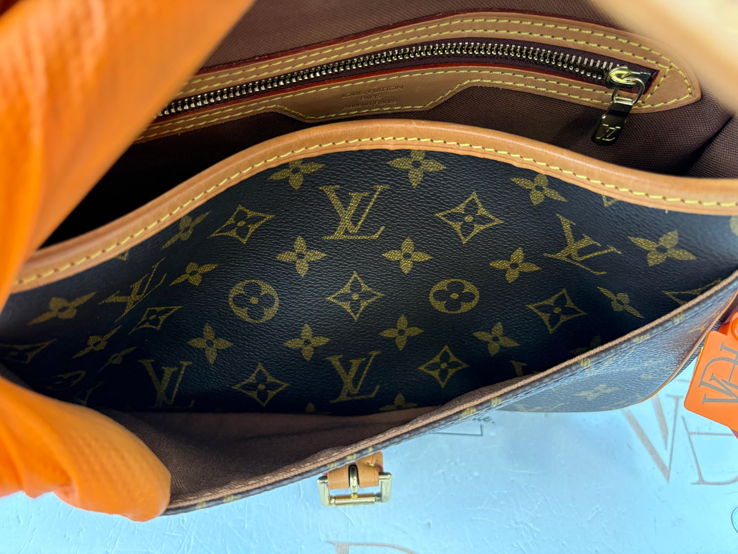 018600 - Louis Vuitton Sologne
