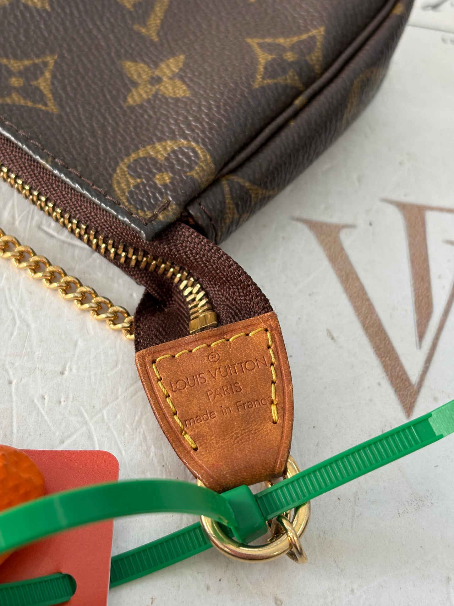 017115 - Louis Vuitton Bucket Attached
