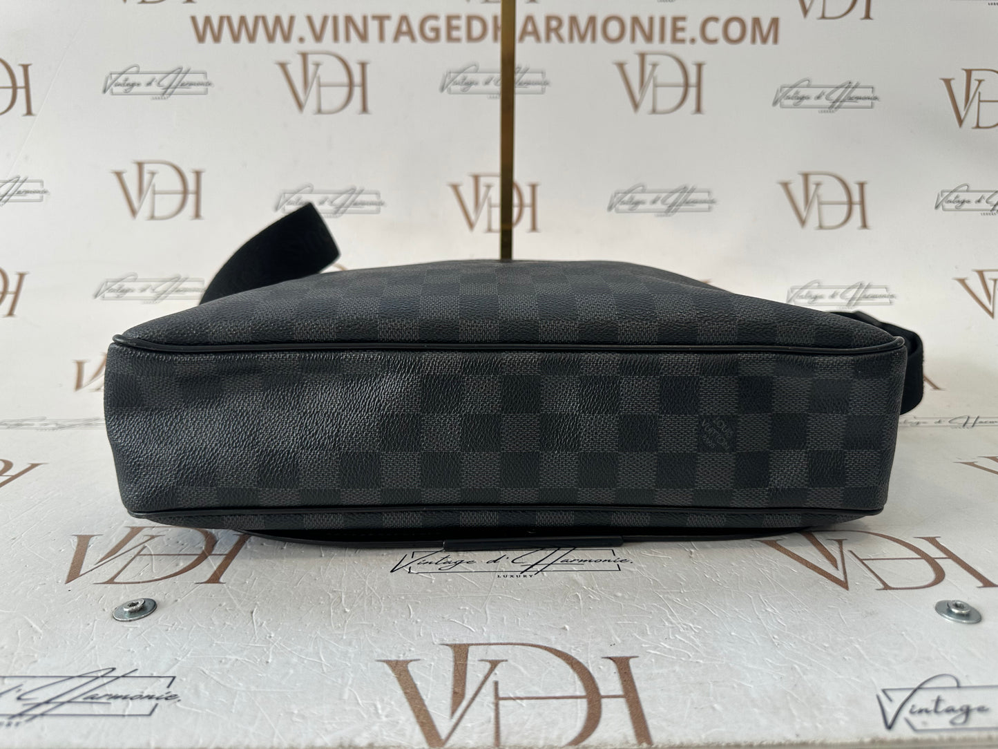 200815 - Louis Vuitton Messenger