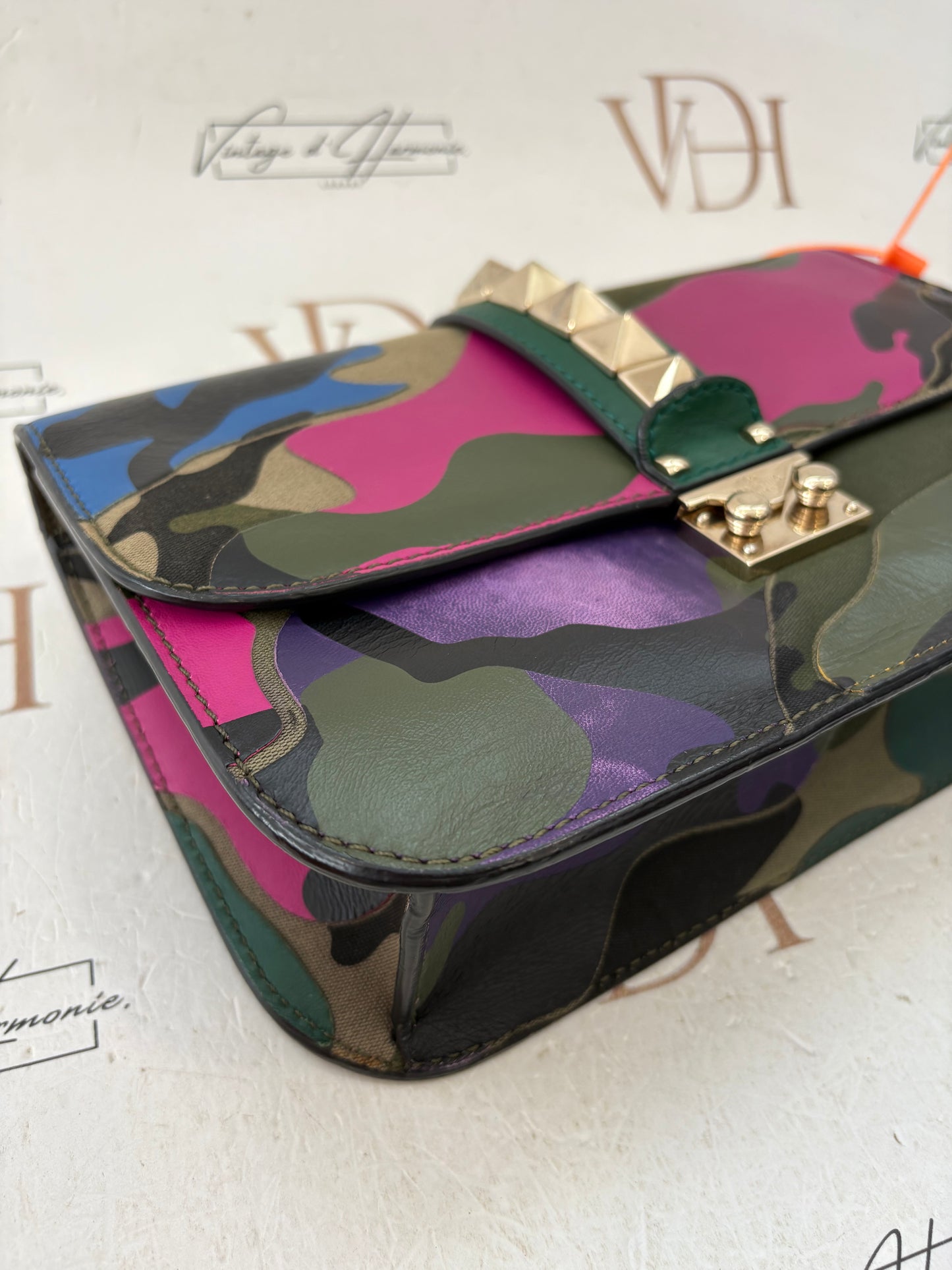 201268 - Valentino Glam Lock