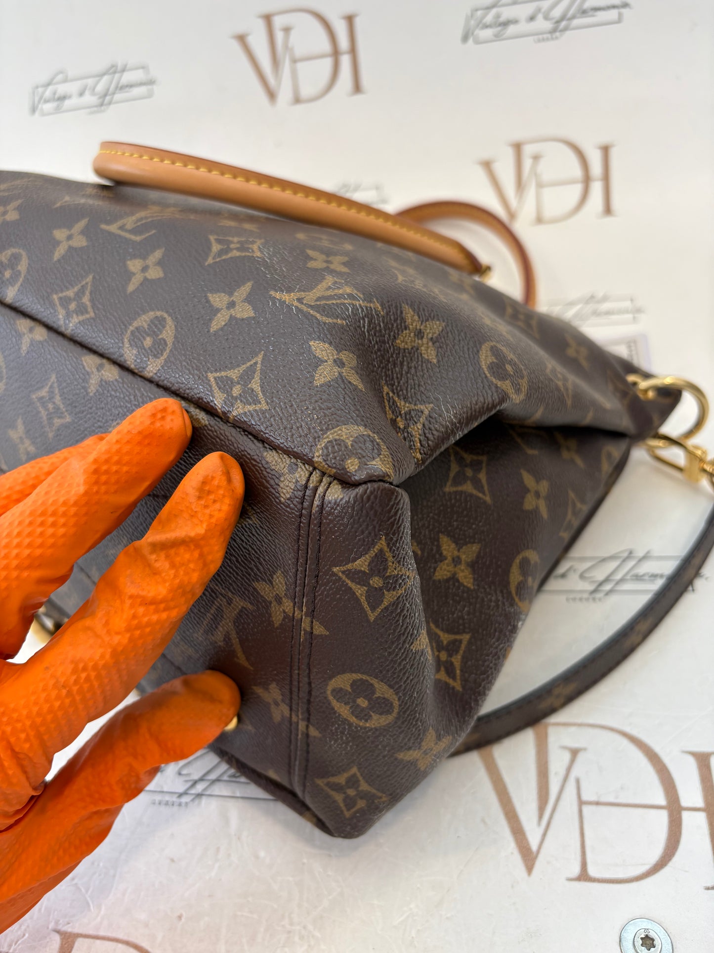 201112 - Louis Vuitton Pallas
