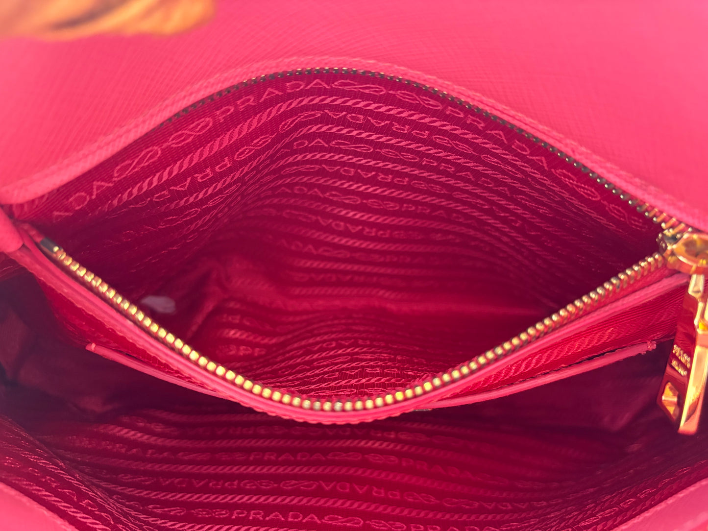 383681 - Prada Promenade