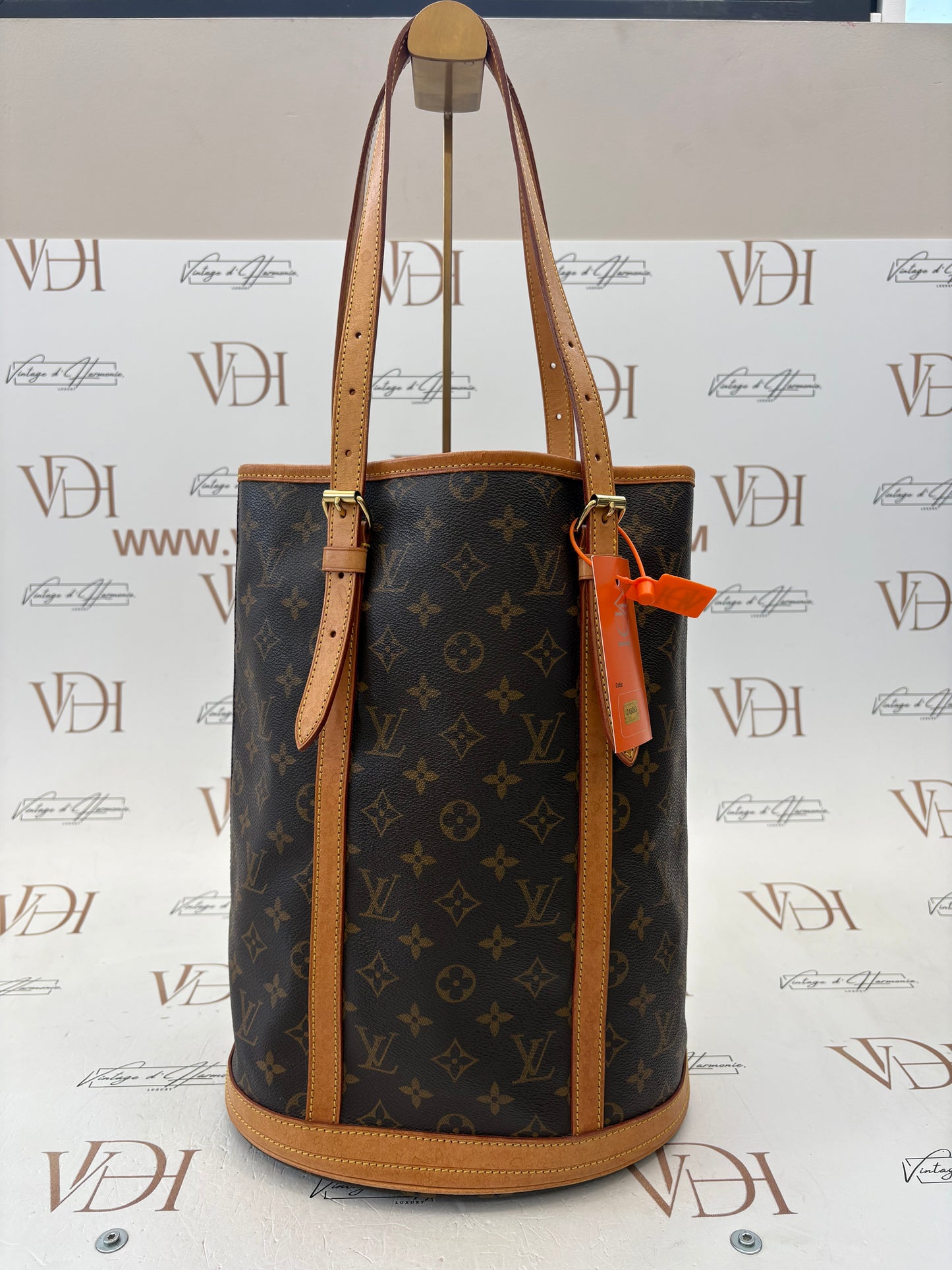 018053 - Louis Vuitton Bucket