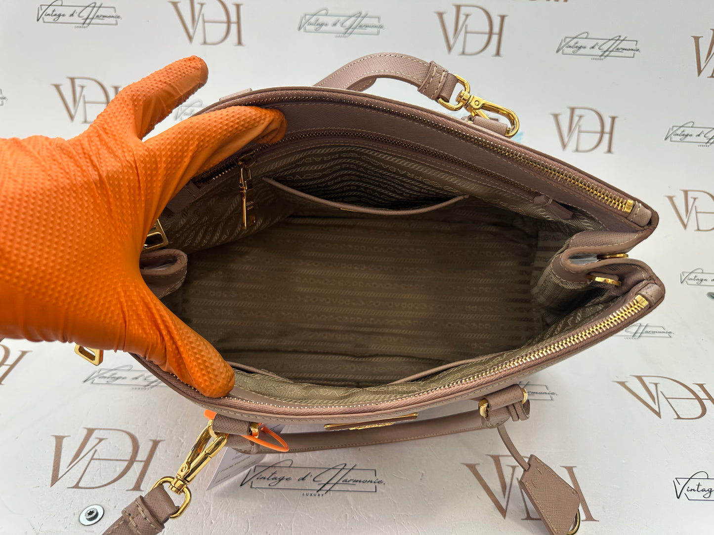 384301 - Prada Galleria