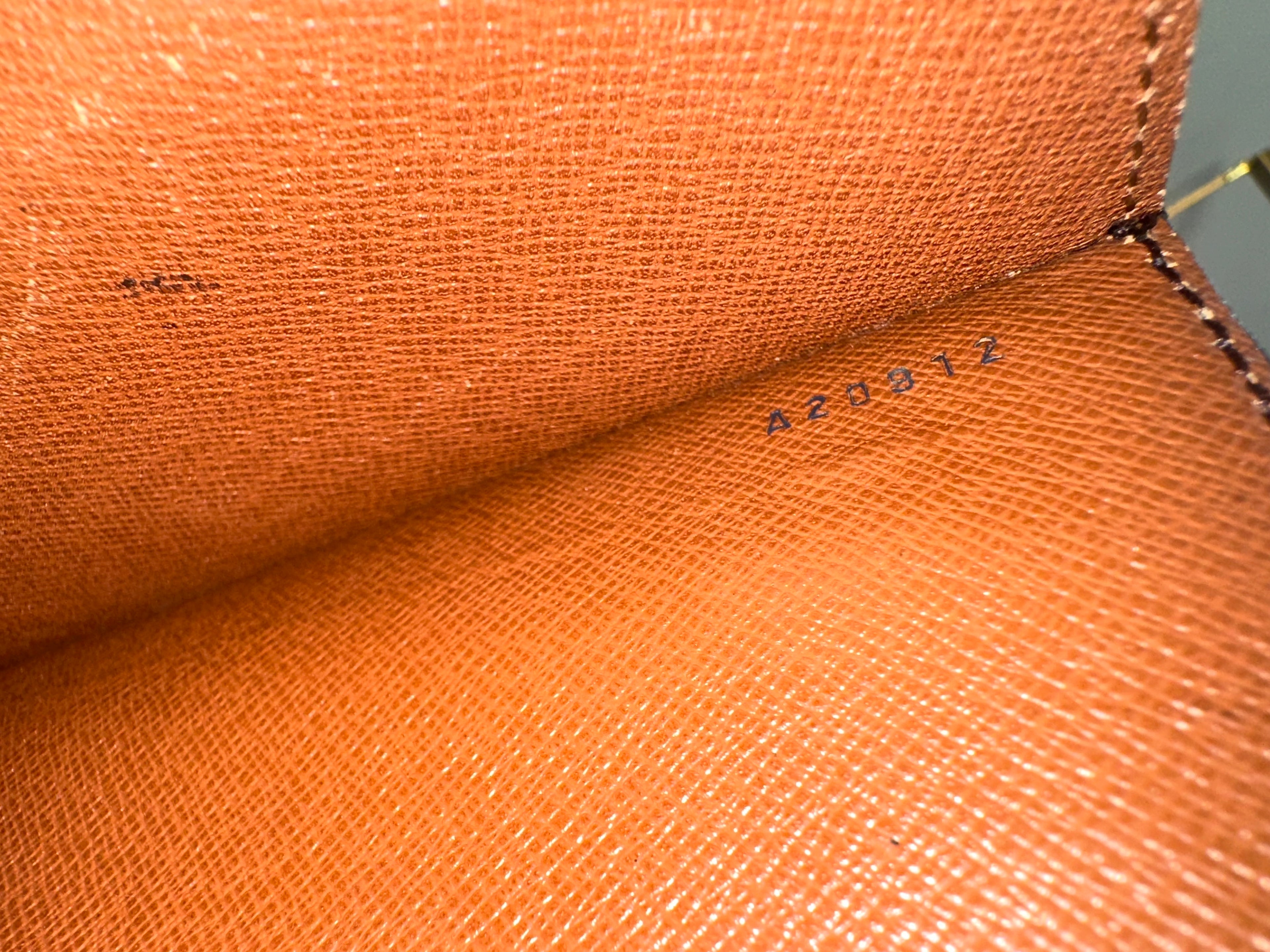 Louis Vuitton Monceau 26