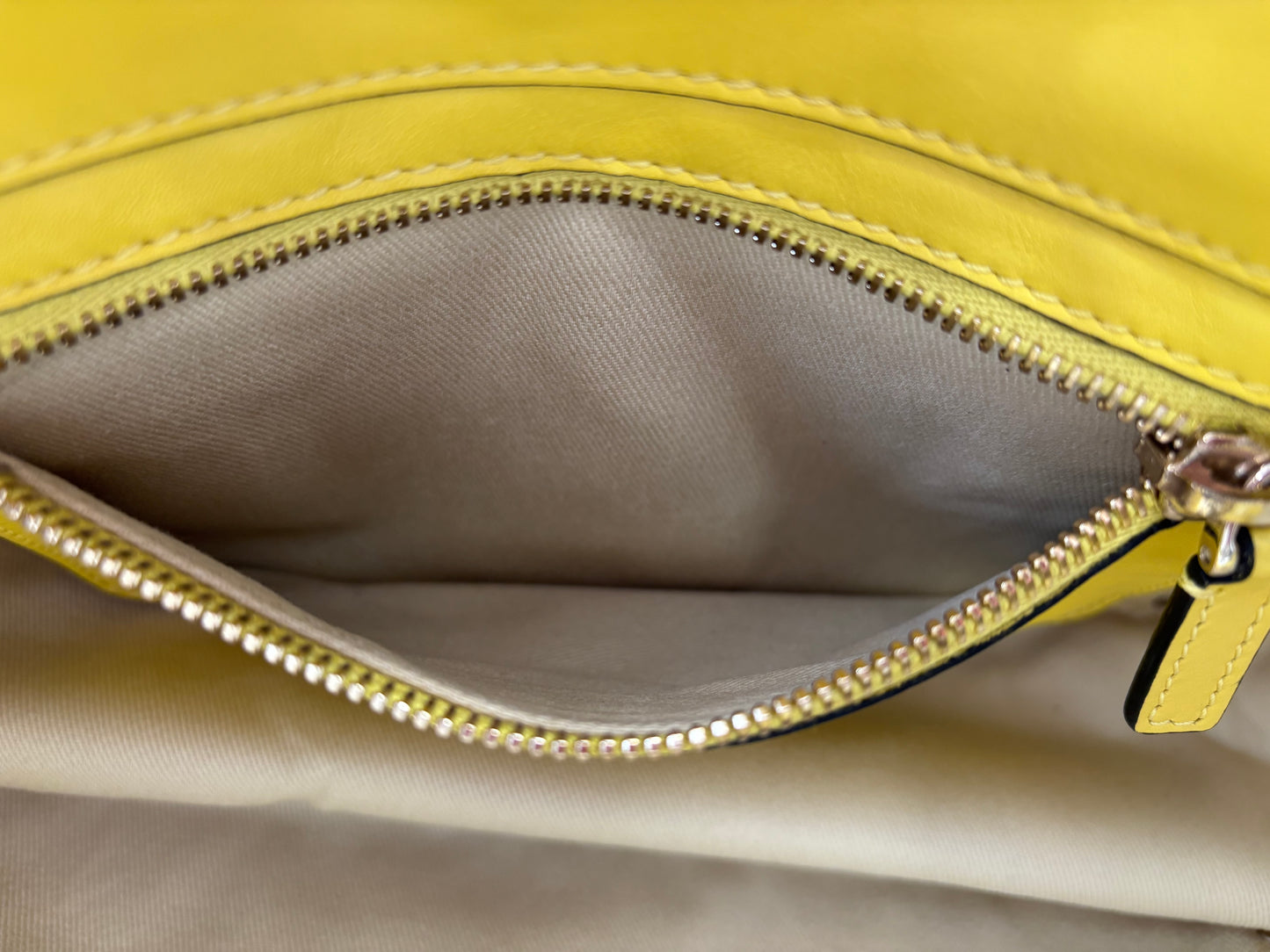 018339 - Valentino Rockstud Yellow
