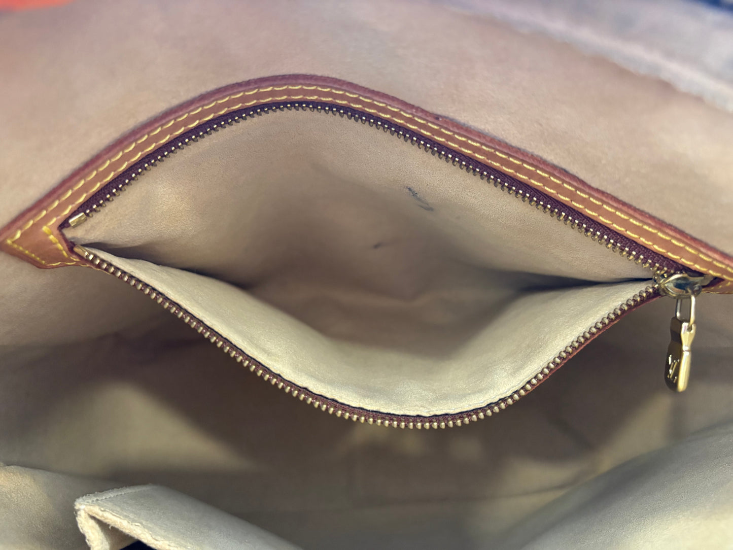 018942 - Louis Vuitton Looping GM