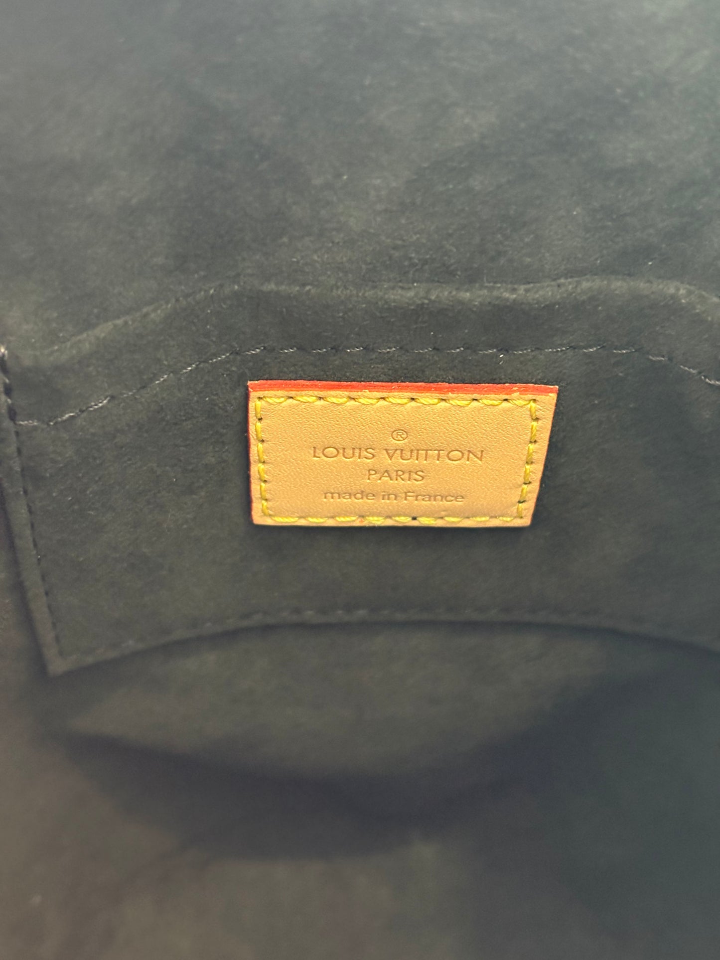 018547 - Louis Vuitton Duffle