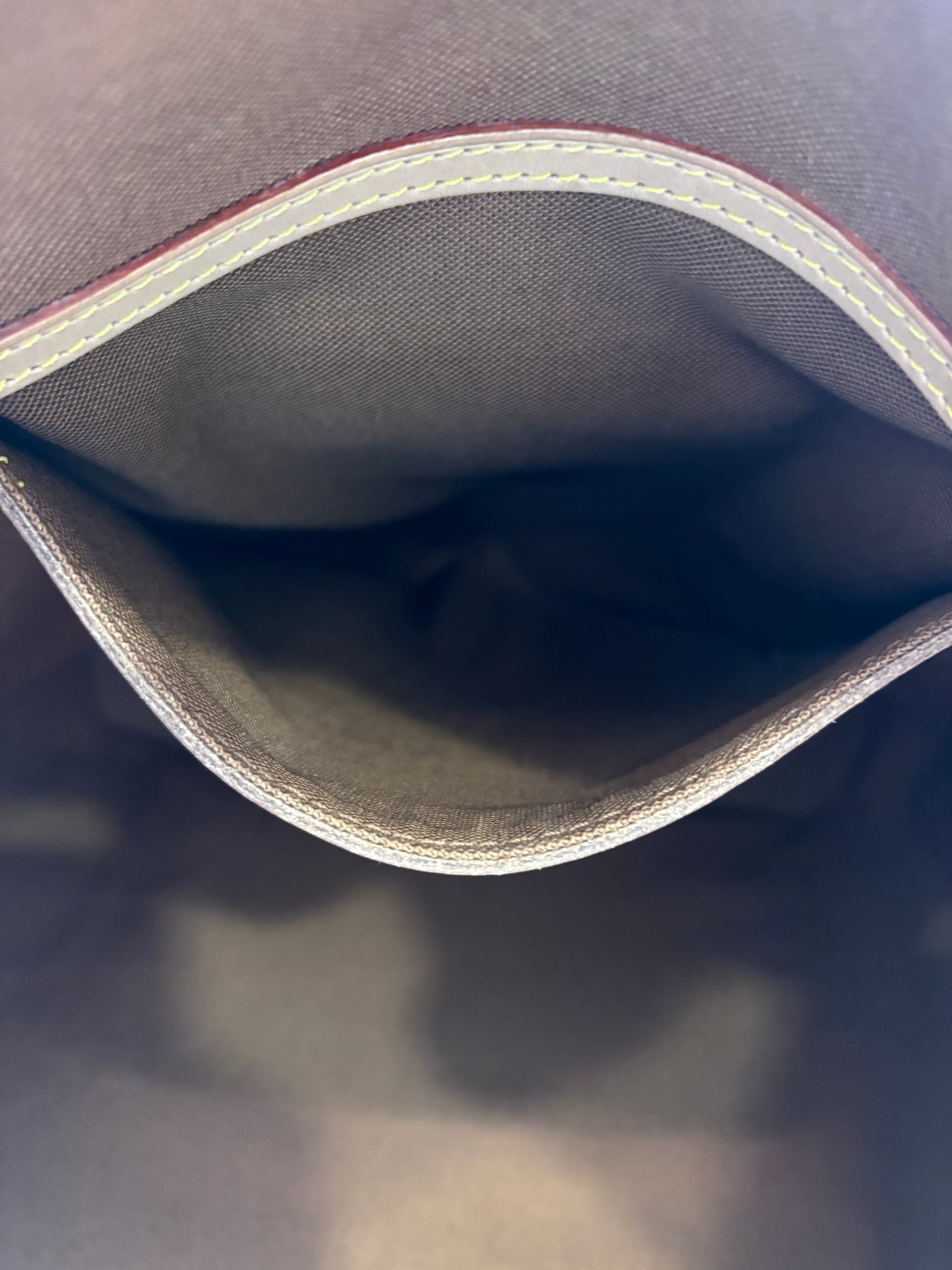 018911 - Louis Vuitton Montsouris GM