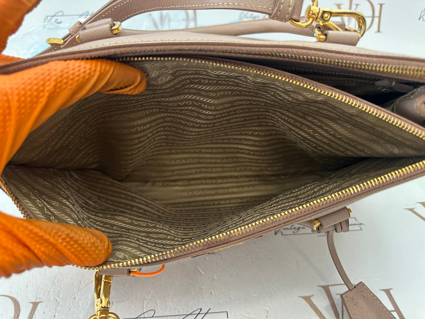 384301 - Prada Galleria