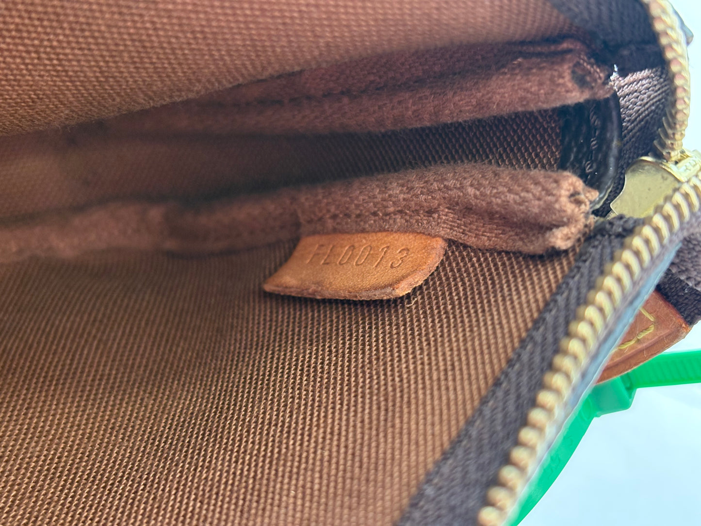 017115 - Louis Vuitton Bucket Attached
