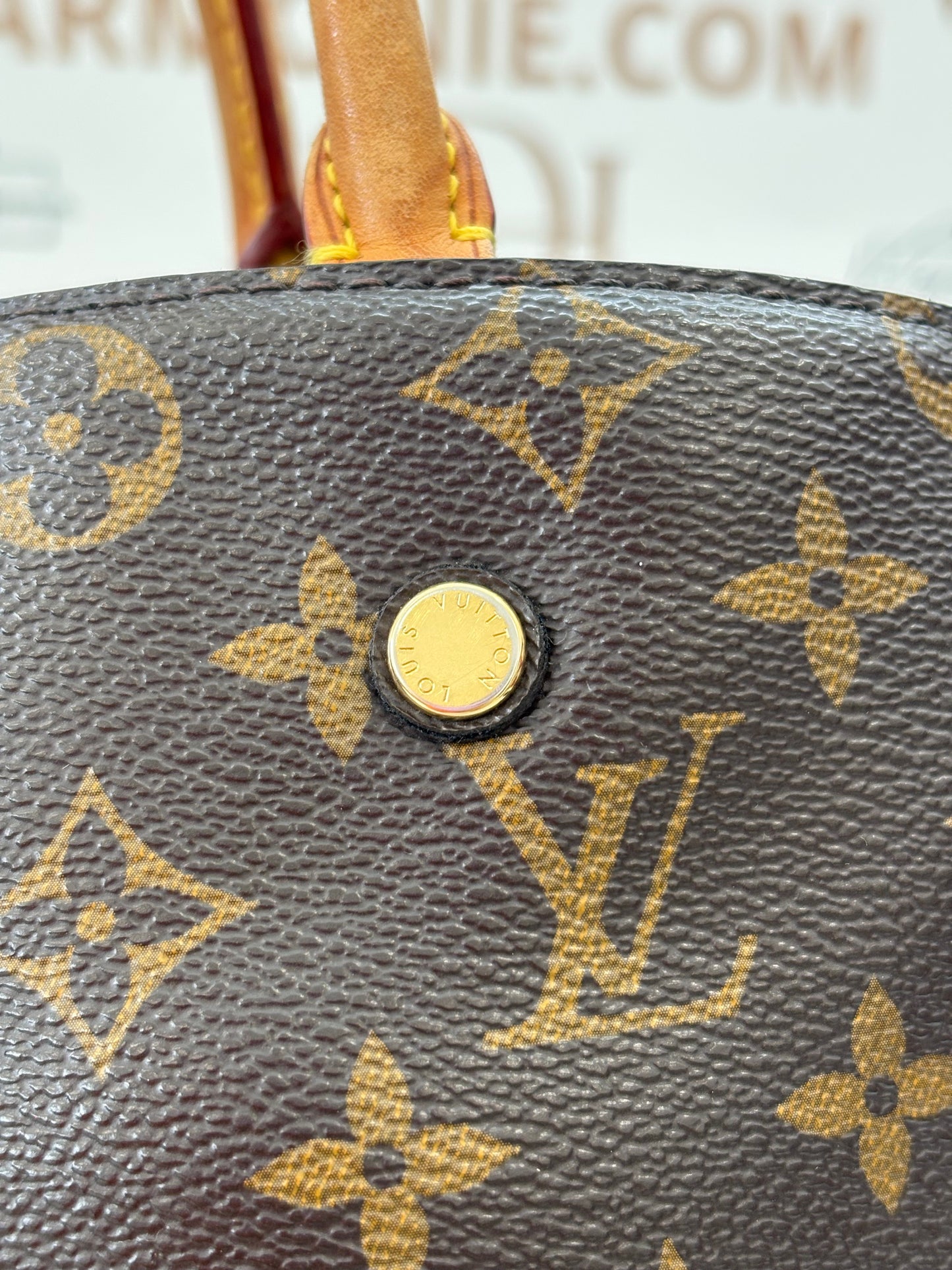 201102 - Louis Vuitton Montaigne