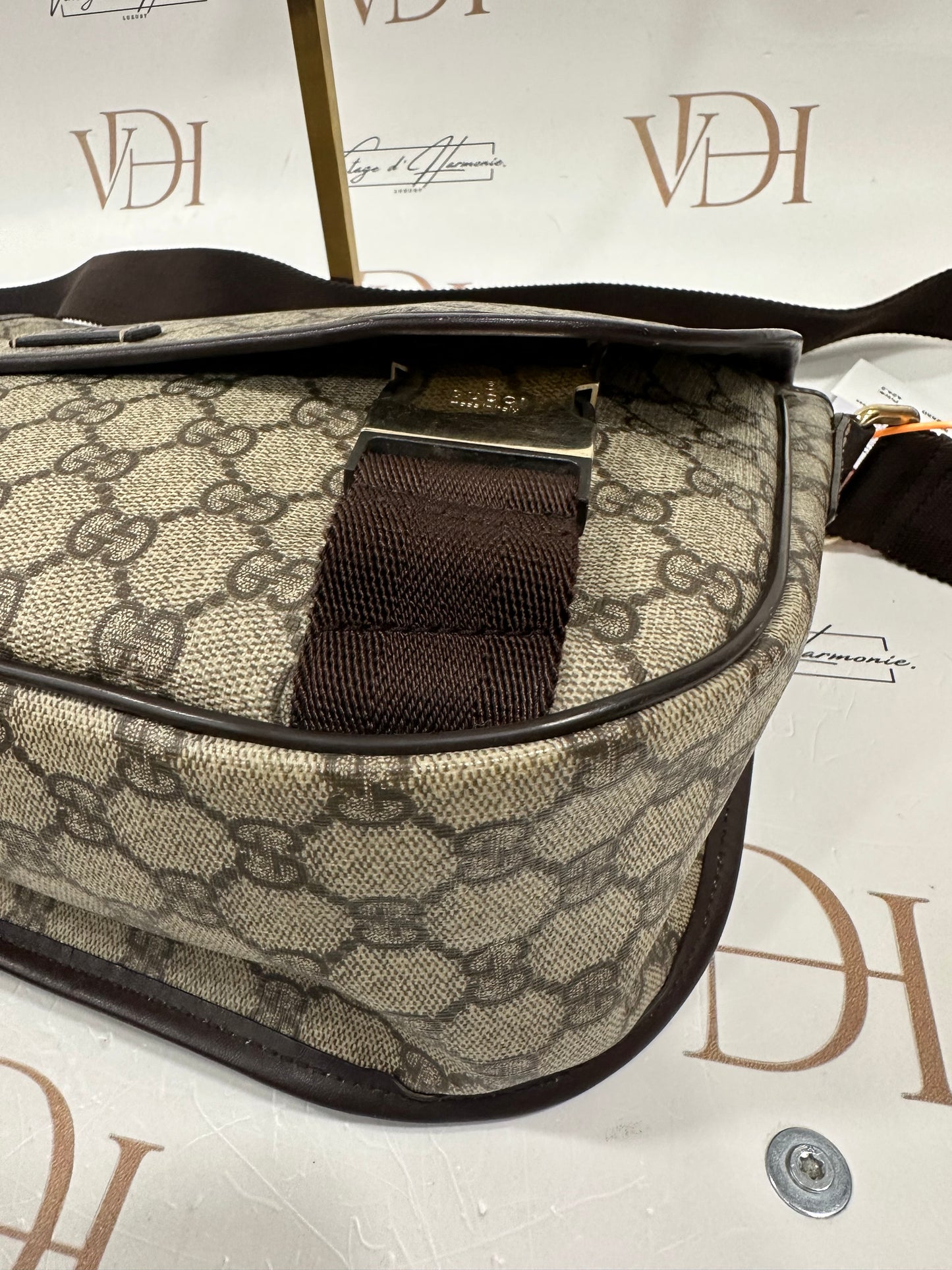 382550 - Gucci Messenger