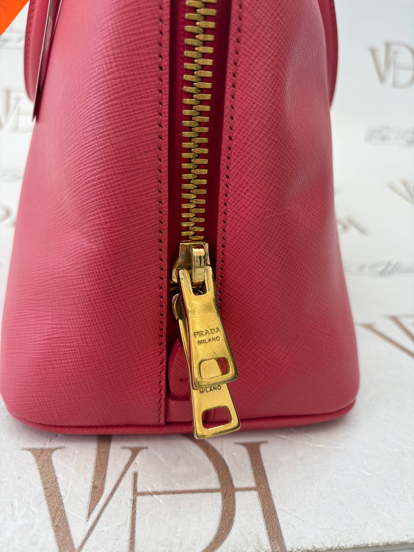 383681 - Prada Promenade