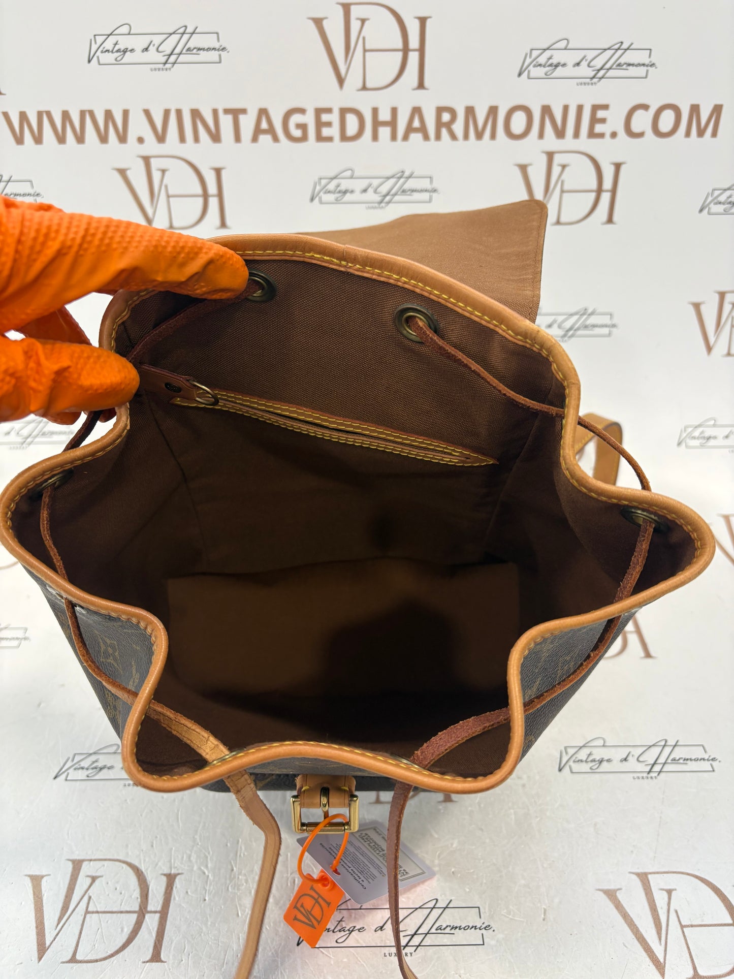 018531 - Louis Vuitton Montsouris MM
