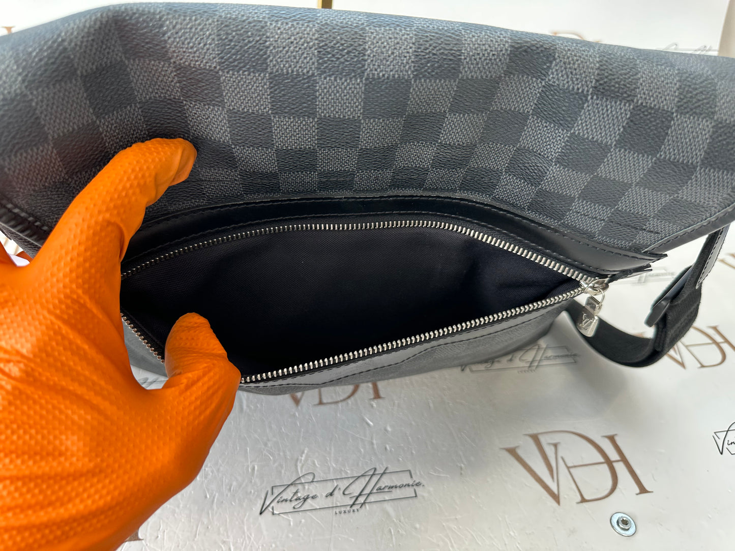 200815 - Louis Vuitton Messenger
