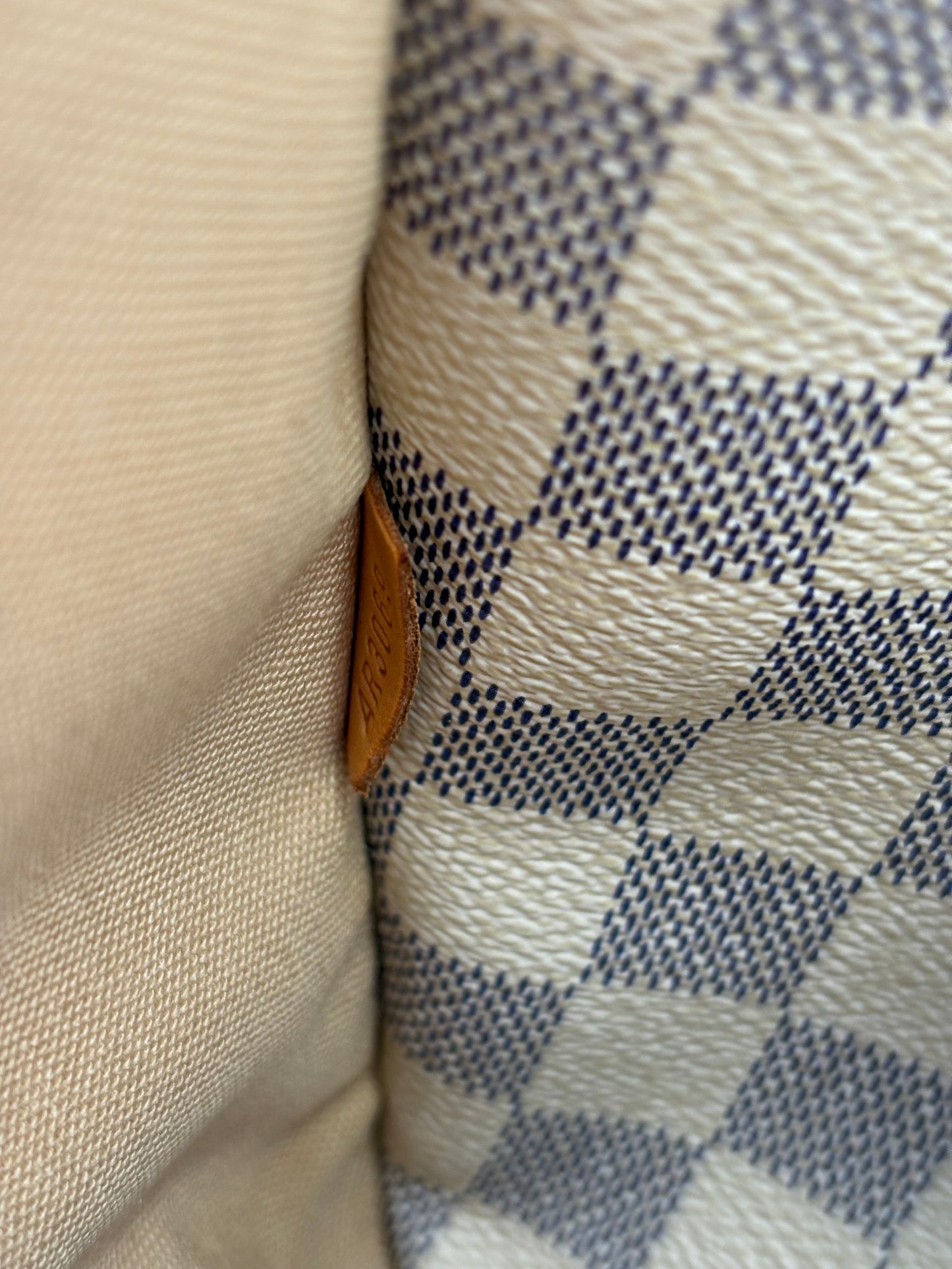 018213 - Louis Vuitton Azur Totally PM