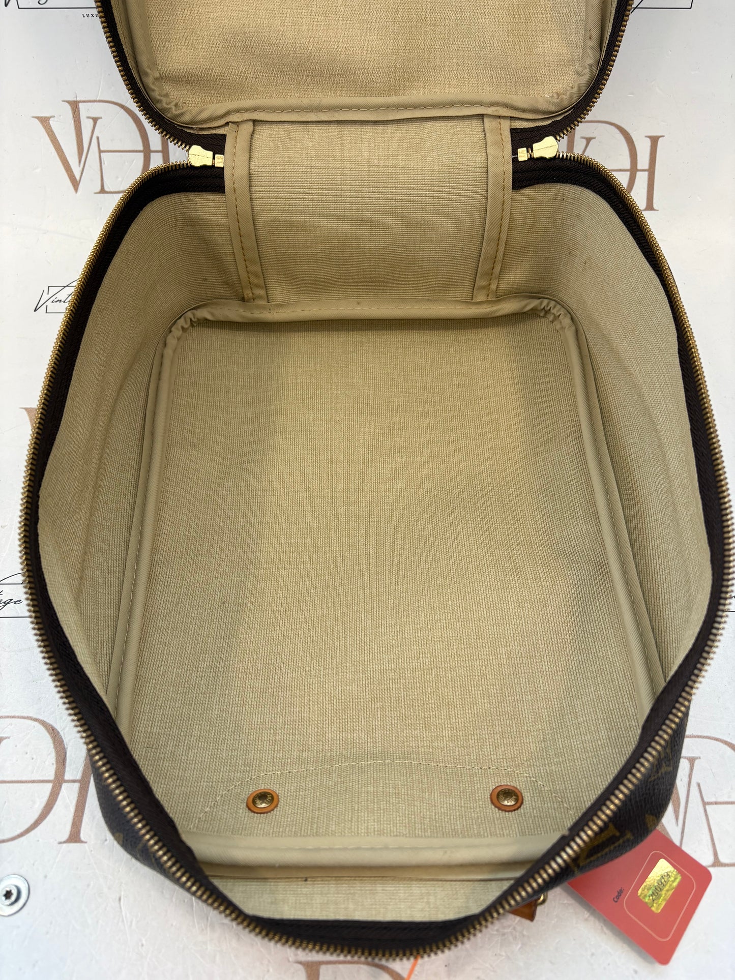 200979 - Louis Vuitton Excursion”