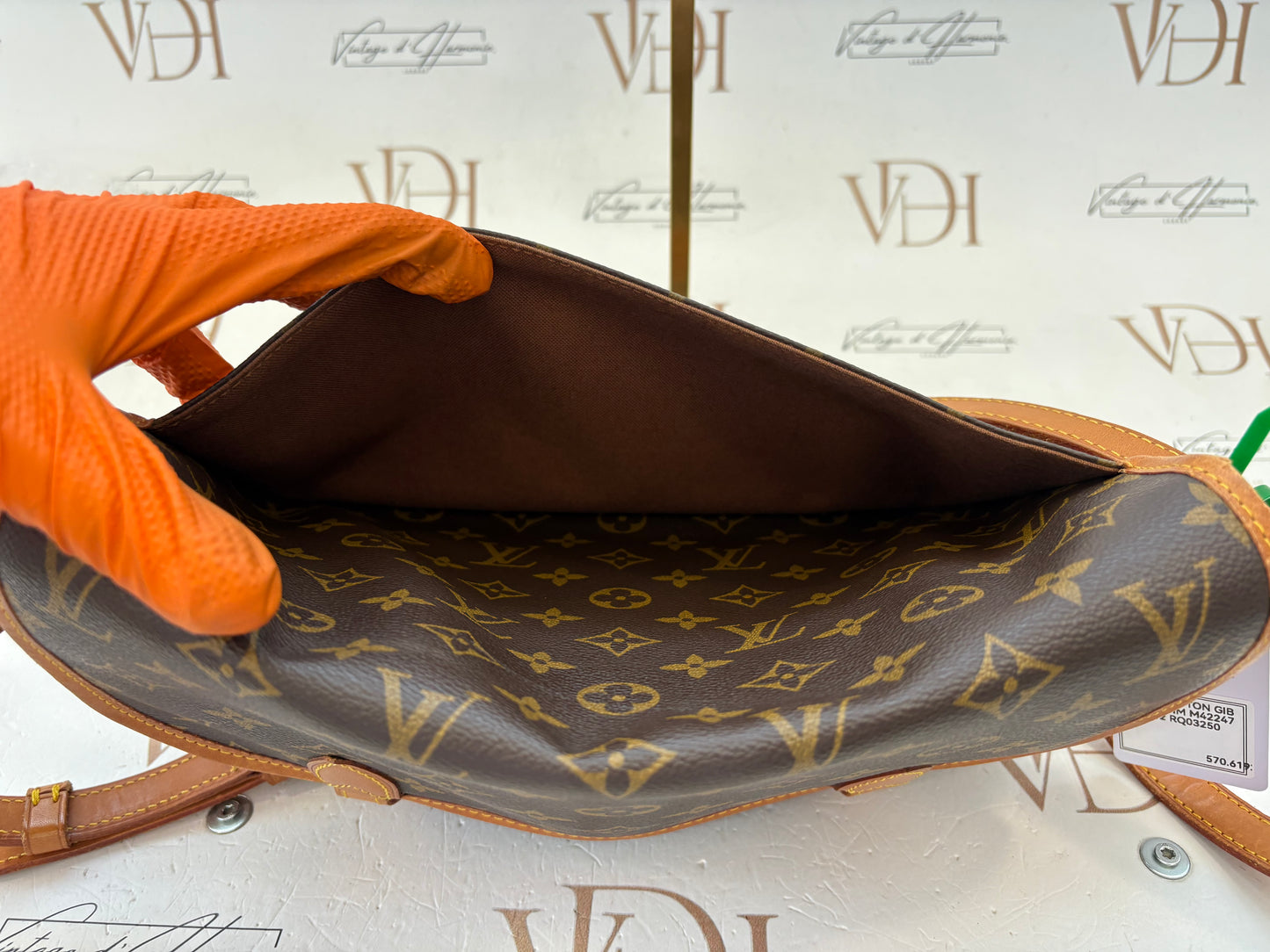 017154 - Louis Vuitton Gibeciere MM
