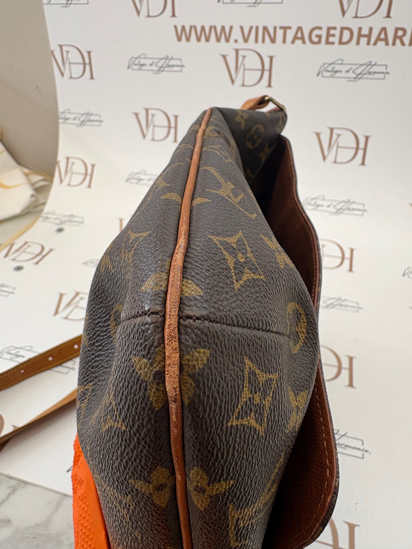 018990 - Louis Vuitton Musette