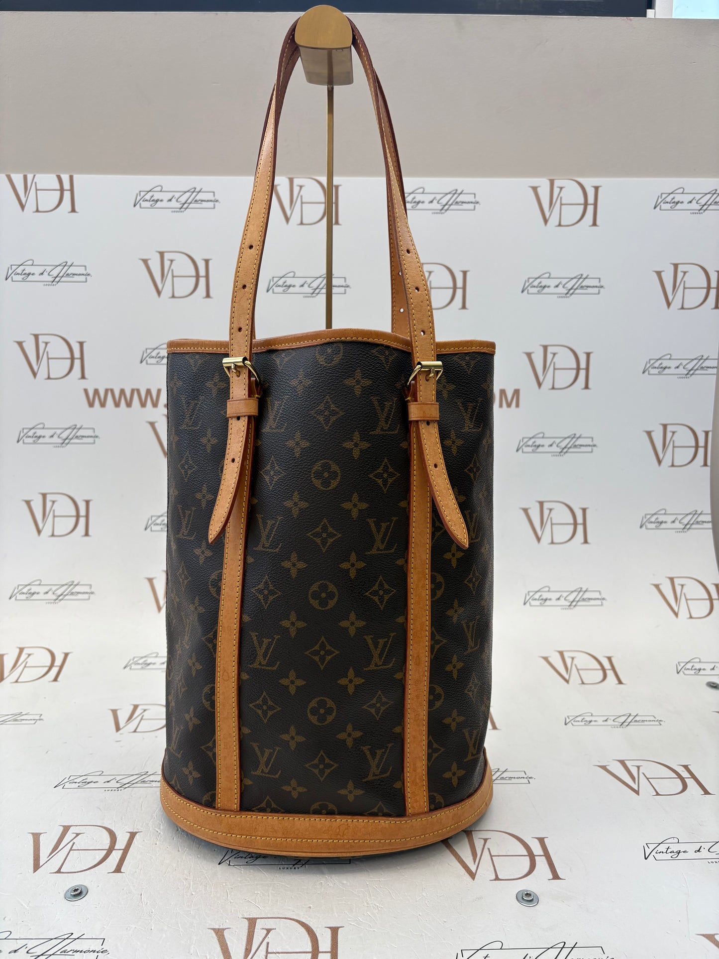 018053 - Louis Vuitton Bucket
