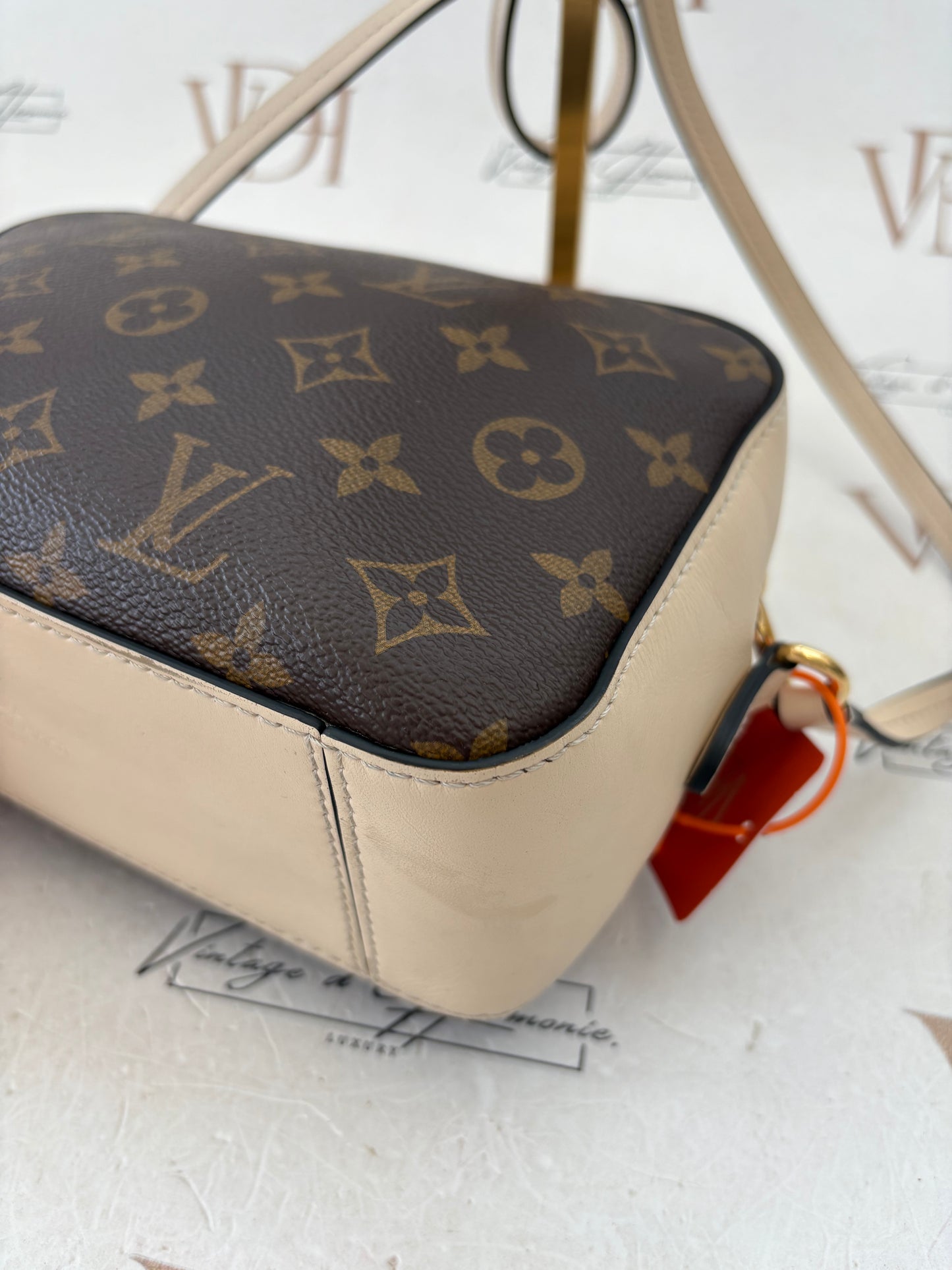 018540 - Louis Vuitton Cream Saintonge