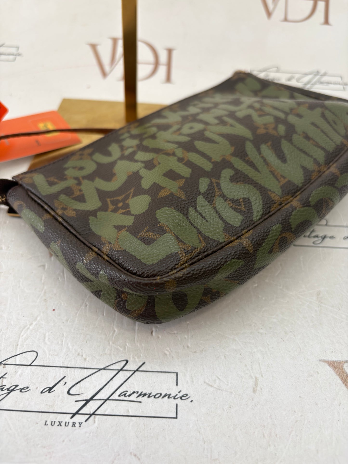 018812 - Louis Vuitton Graffiti Pochette Accessoires