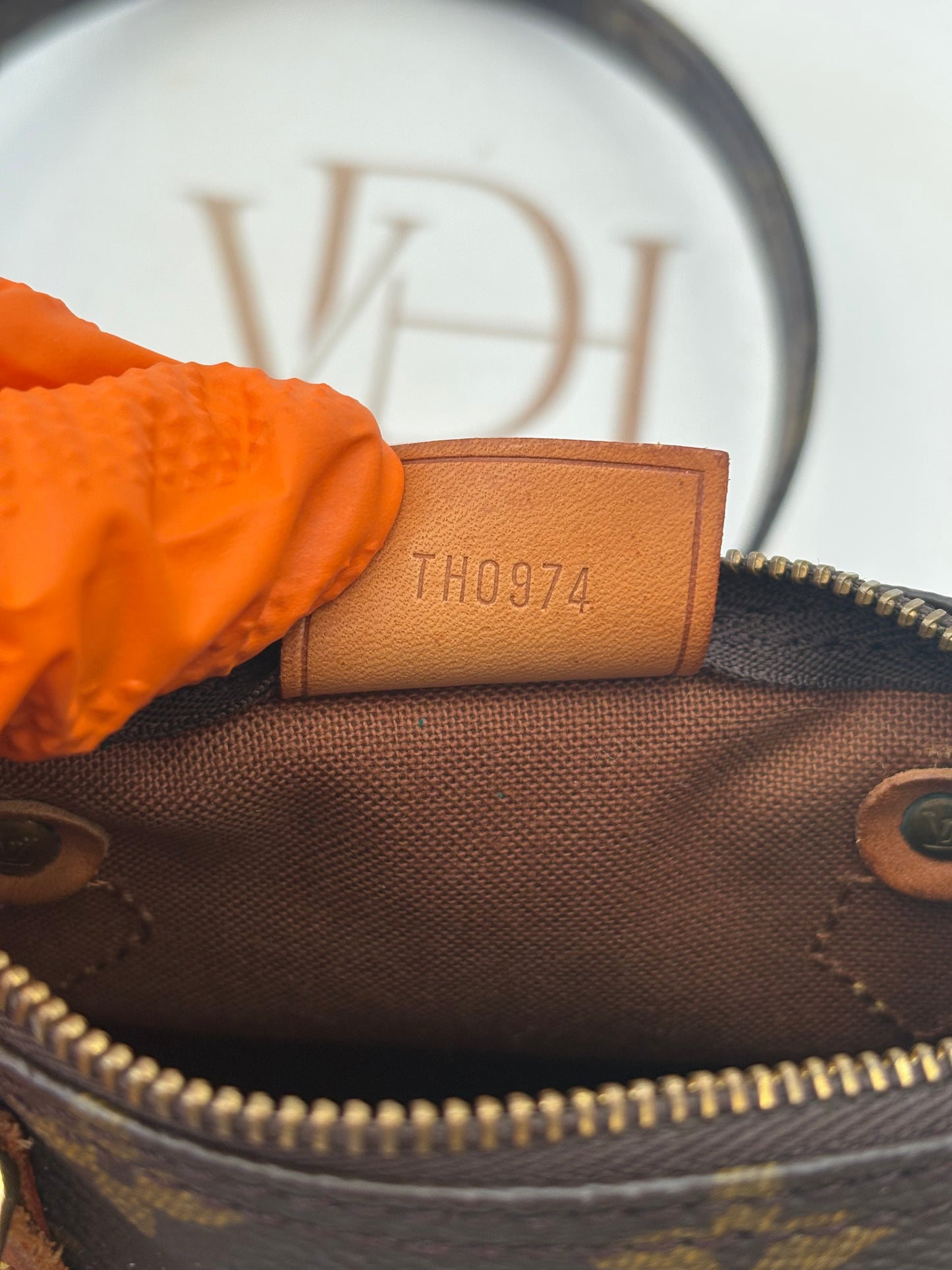 018827 - Louis Vuitton Mini Speedy