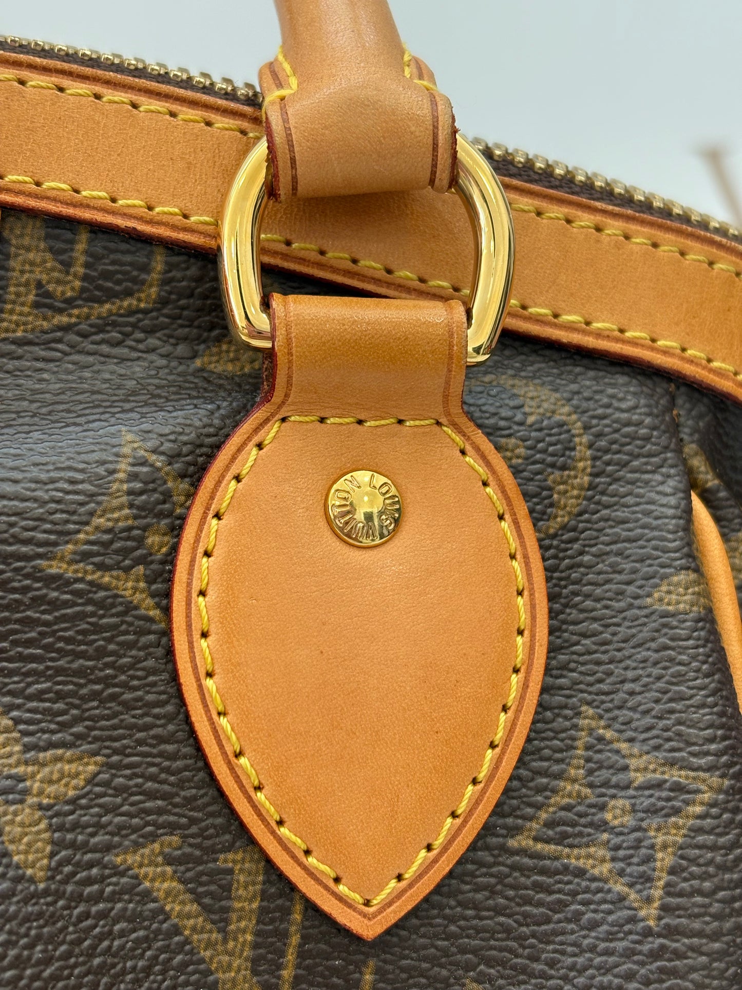 018592 - Louis Vuitton Tivoli PM