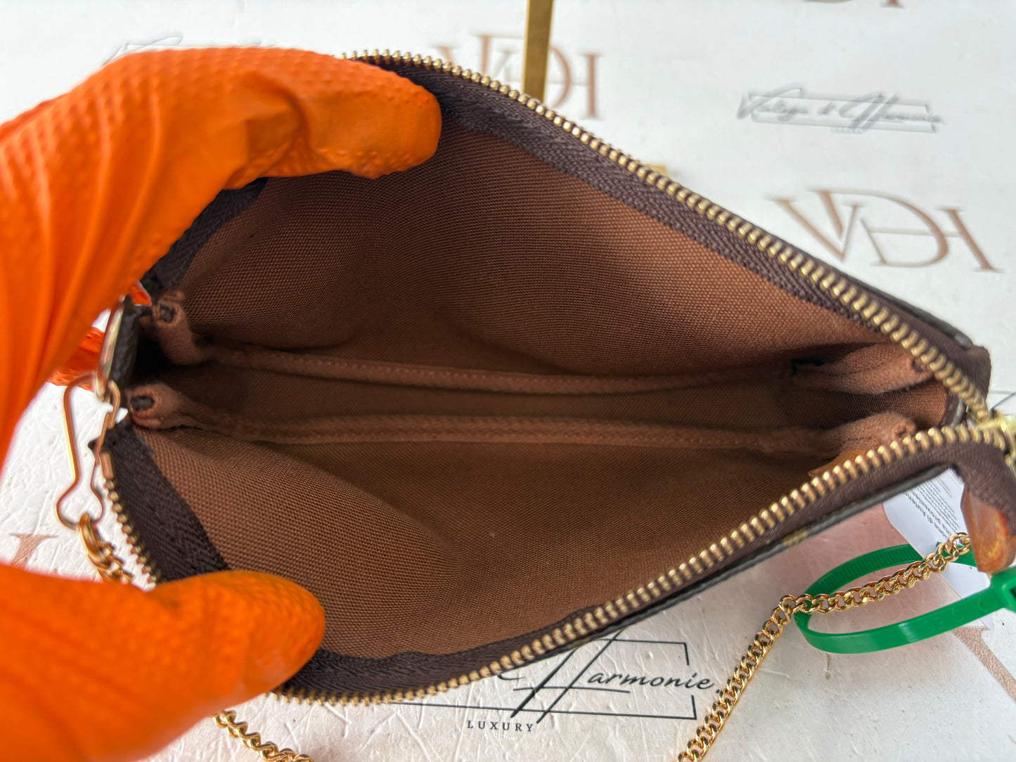 017115 - Louis Vuitton Bucket Attached