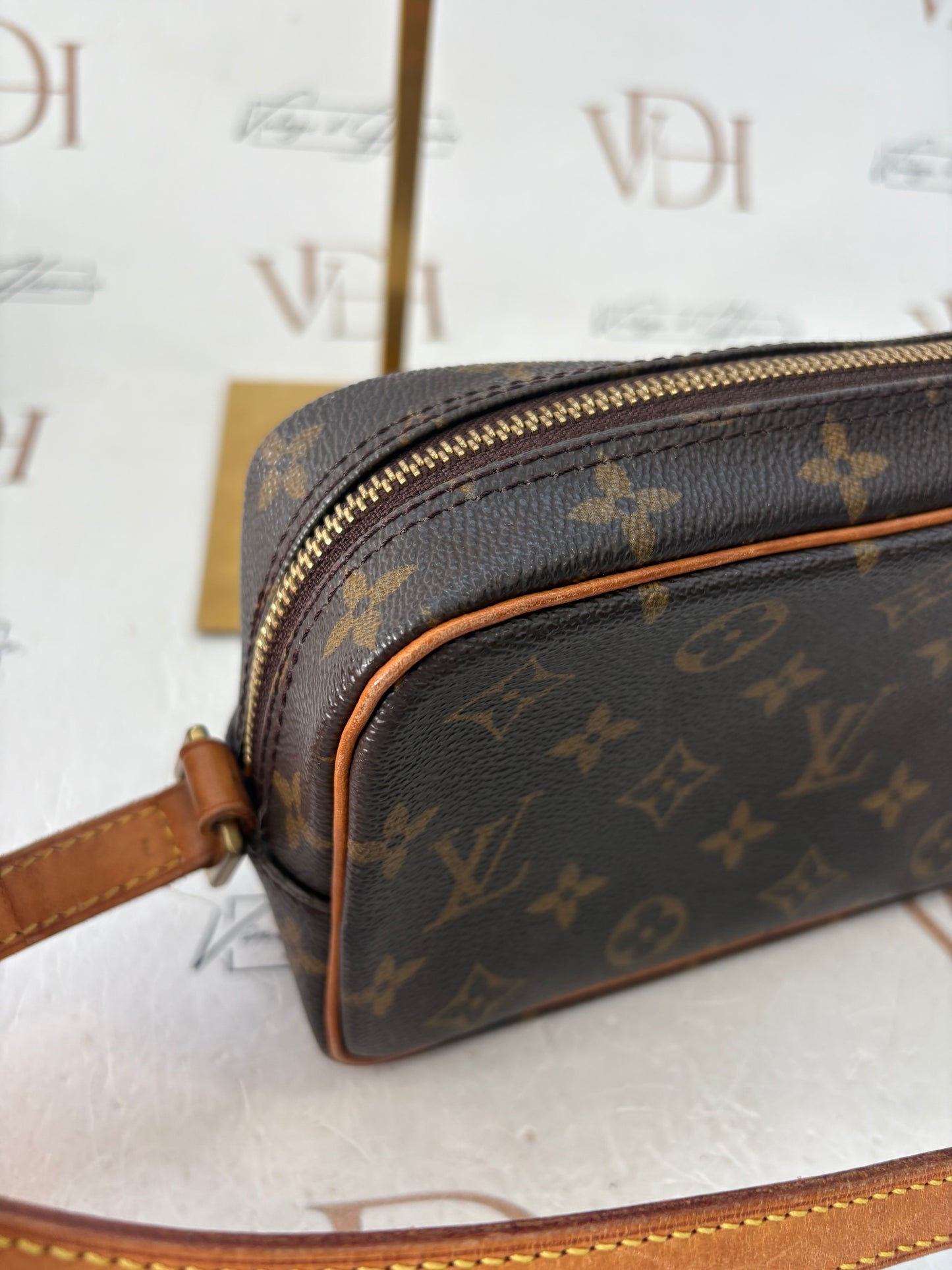 018526 - Louis Vuitton Pochette Cite