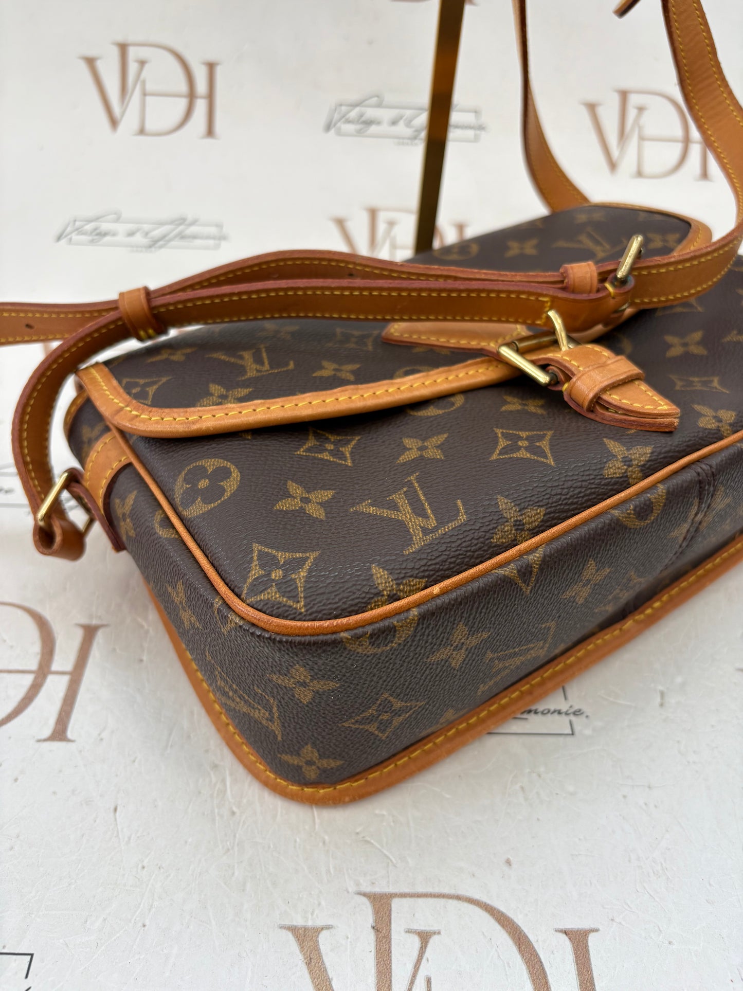 018600 - Louis Vuitton Sologne