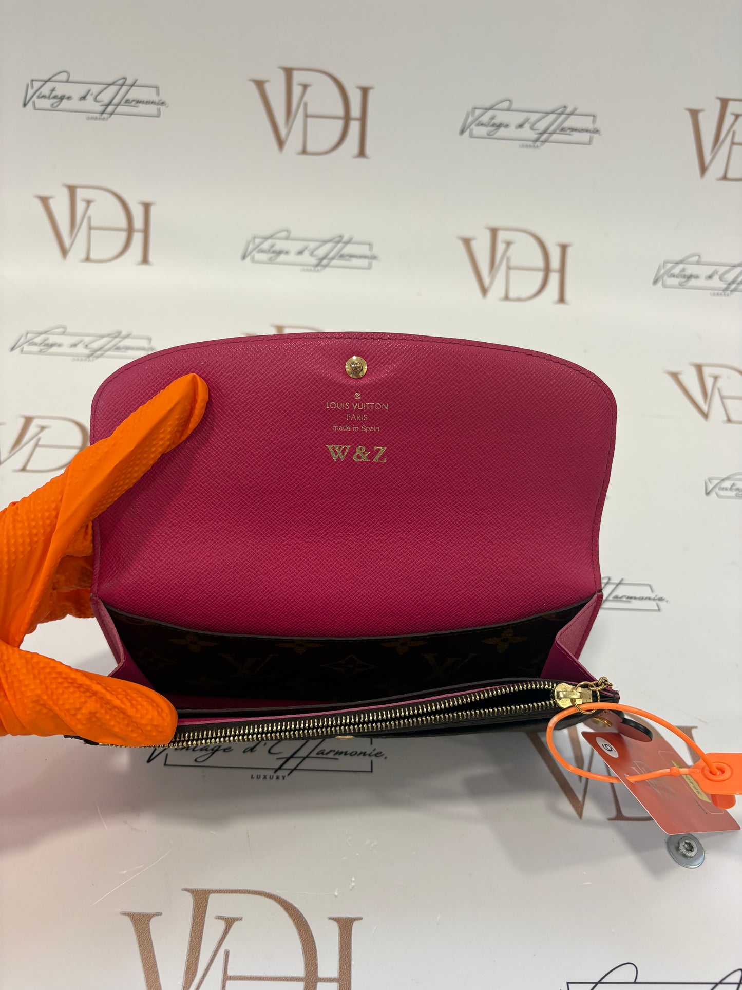 384000 - Louis Vuitton Emilie wallet