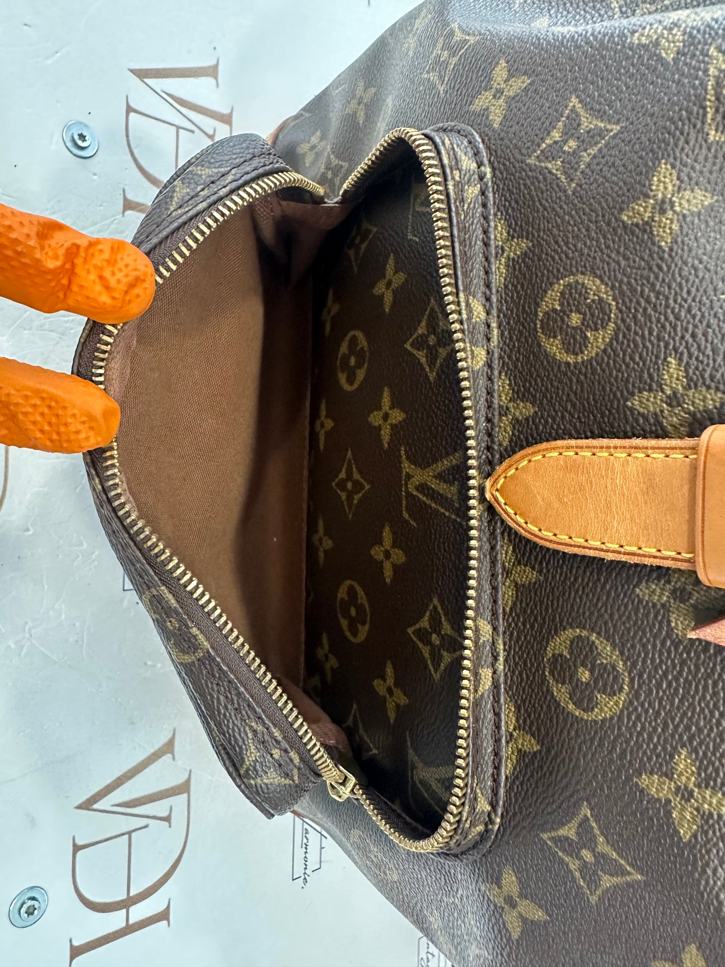 016954 - Louis Vuitton Montsouris GM