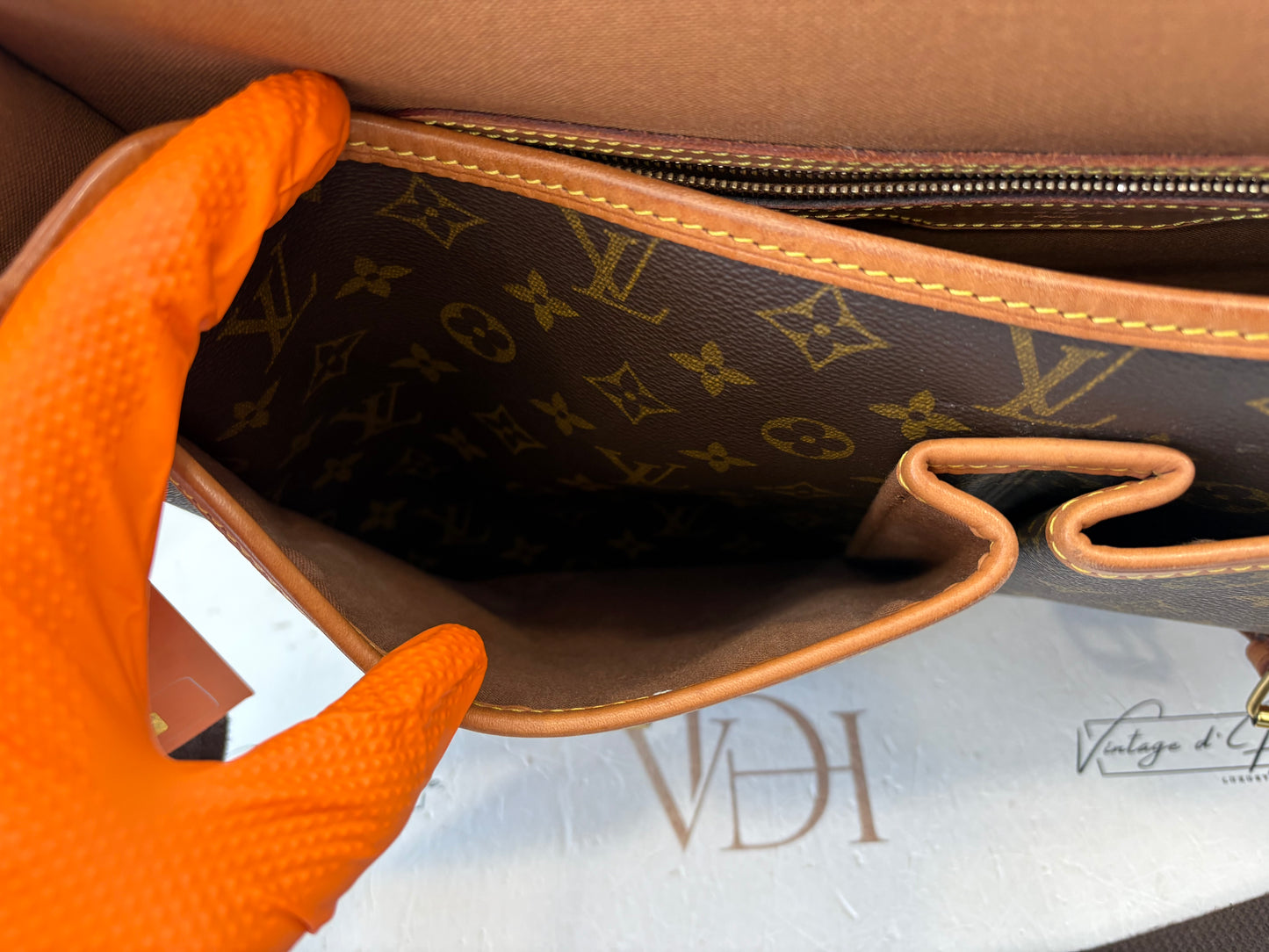 018720 - Louis Vuitton Gibeciere GM
