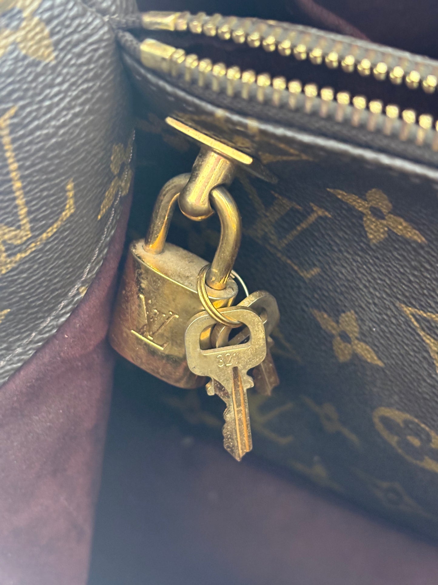 384100 - Louis Vuitton Montaigne