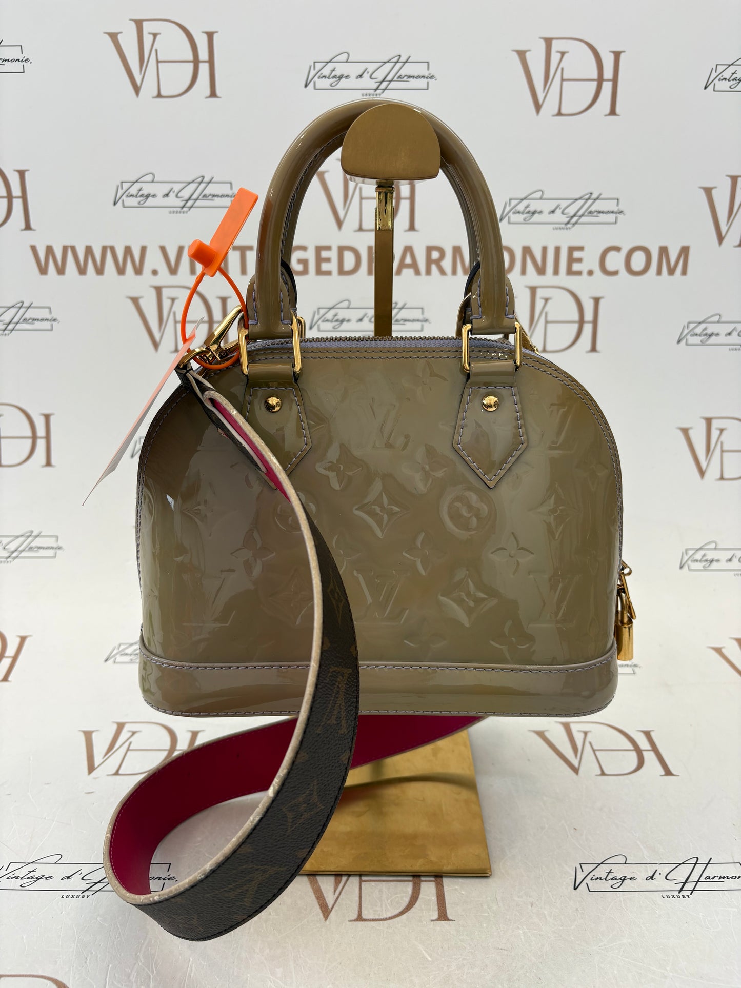 017711 - Louis Vuitton Alma BB Limited Vernis