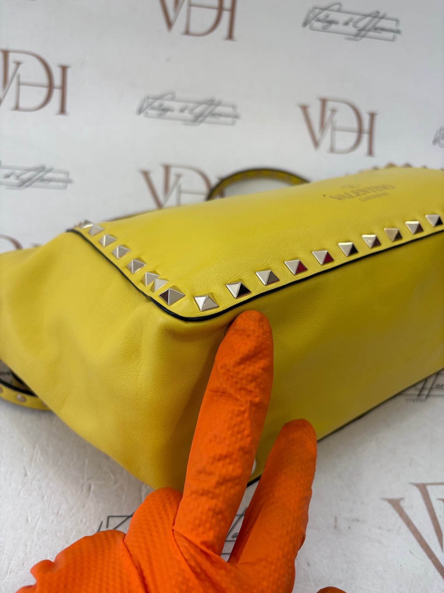 018339 - Valentino Rockstud Yellow