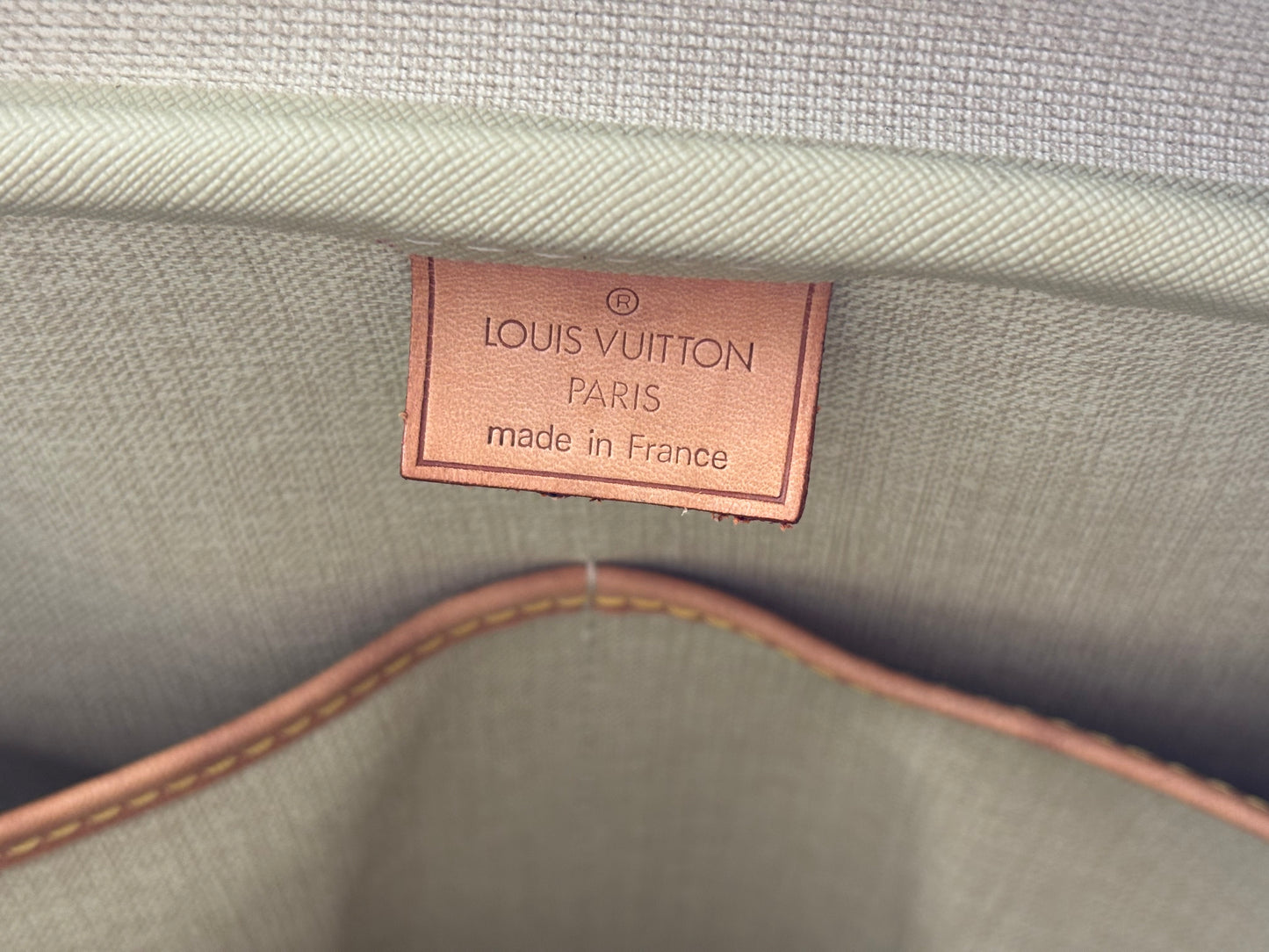 018748 - Louis Vuitton Deauville