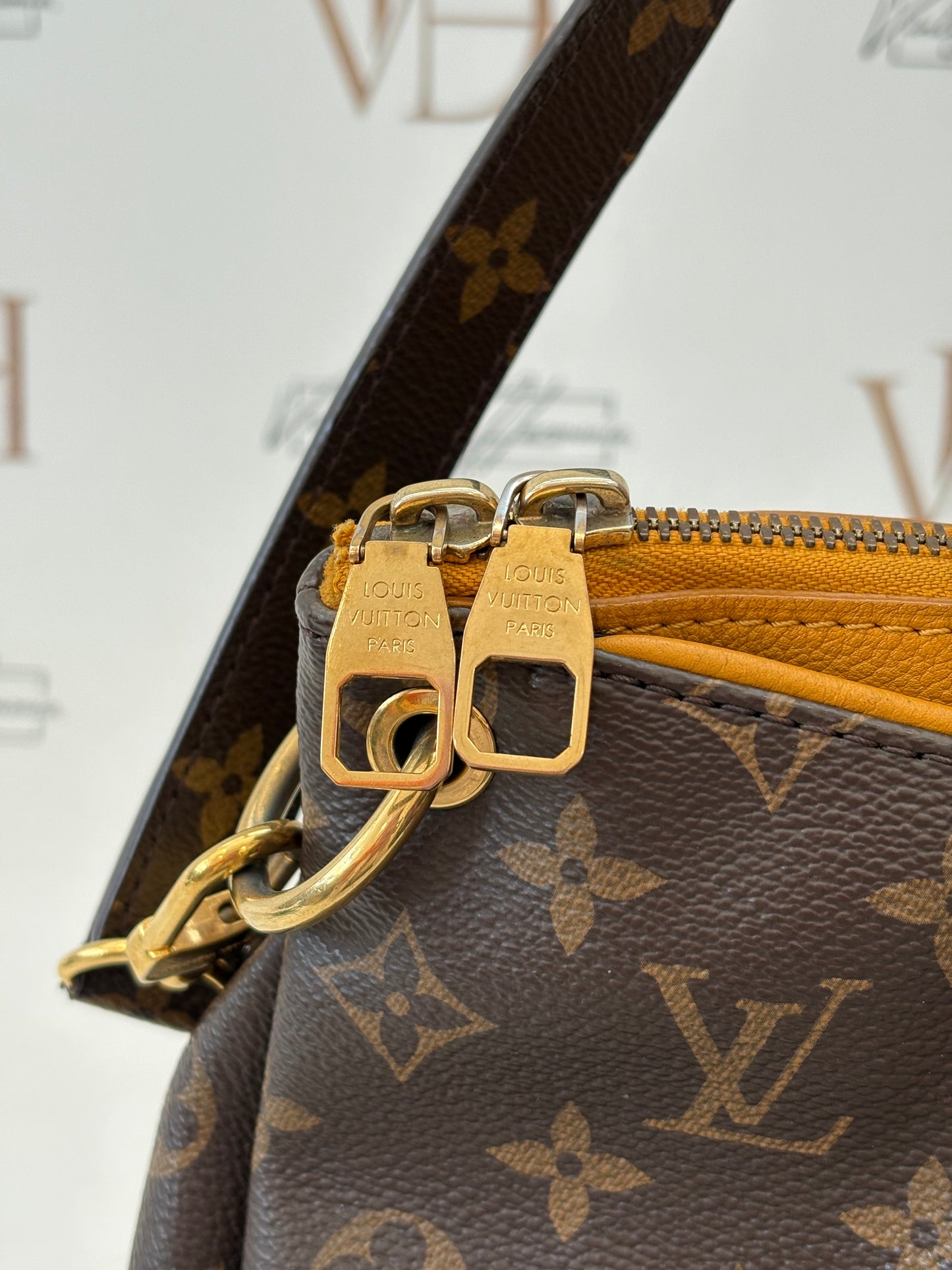 384141 - Louis Vuitton Pallas